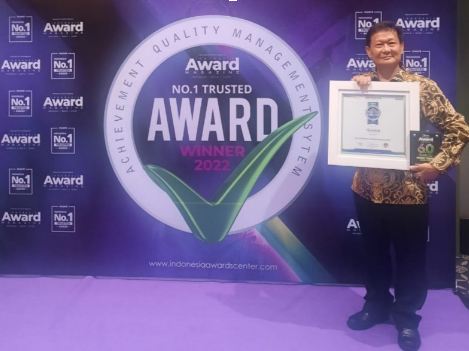 Direktur Utama Asuransi Rama Tjiendra Widjaja menerima Indonesia Trusted Award 2022 untuk kategori No.1 The Most Trusted Insurance 2022.