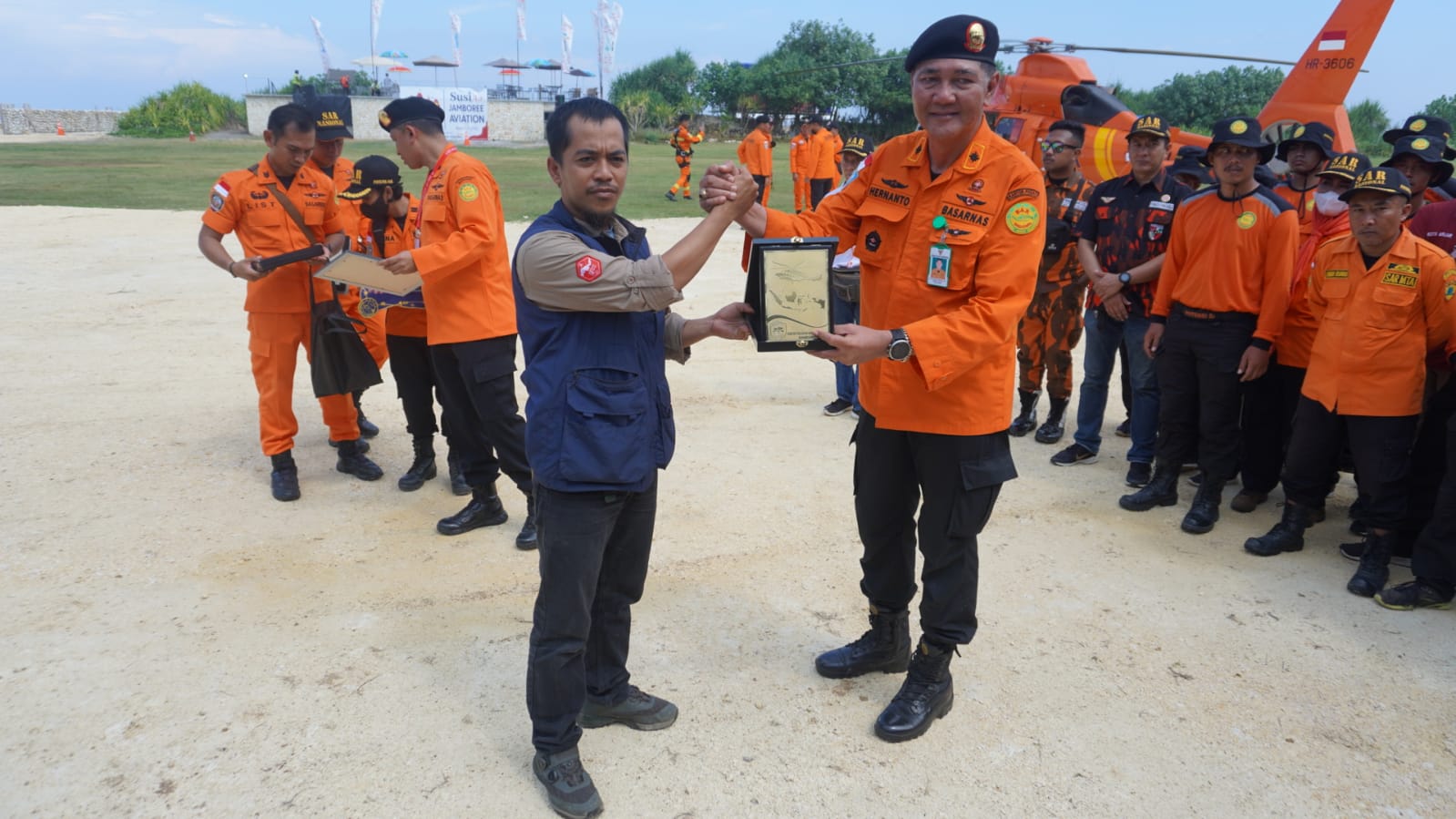  Koordinator  Disaster Unit Jabar Quick Response Syehabudin menerima penghargaan dari Direktur Bina Potensi Basarnas Hernanto 