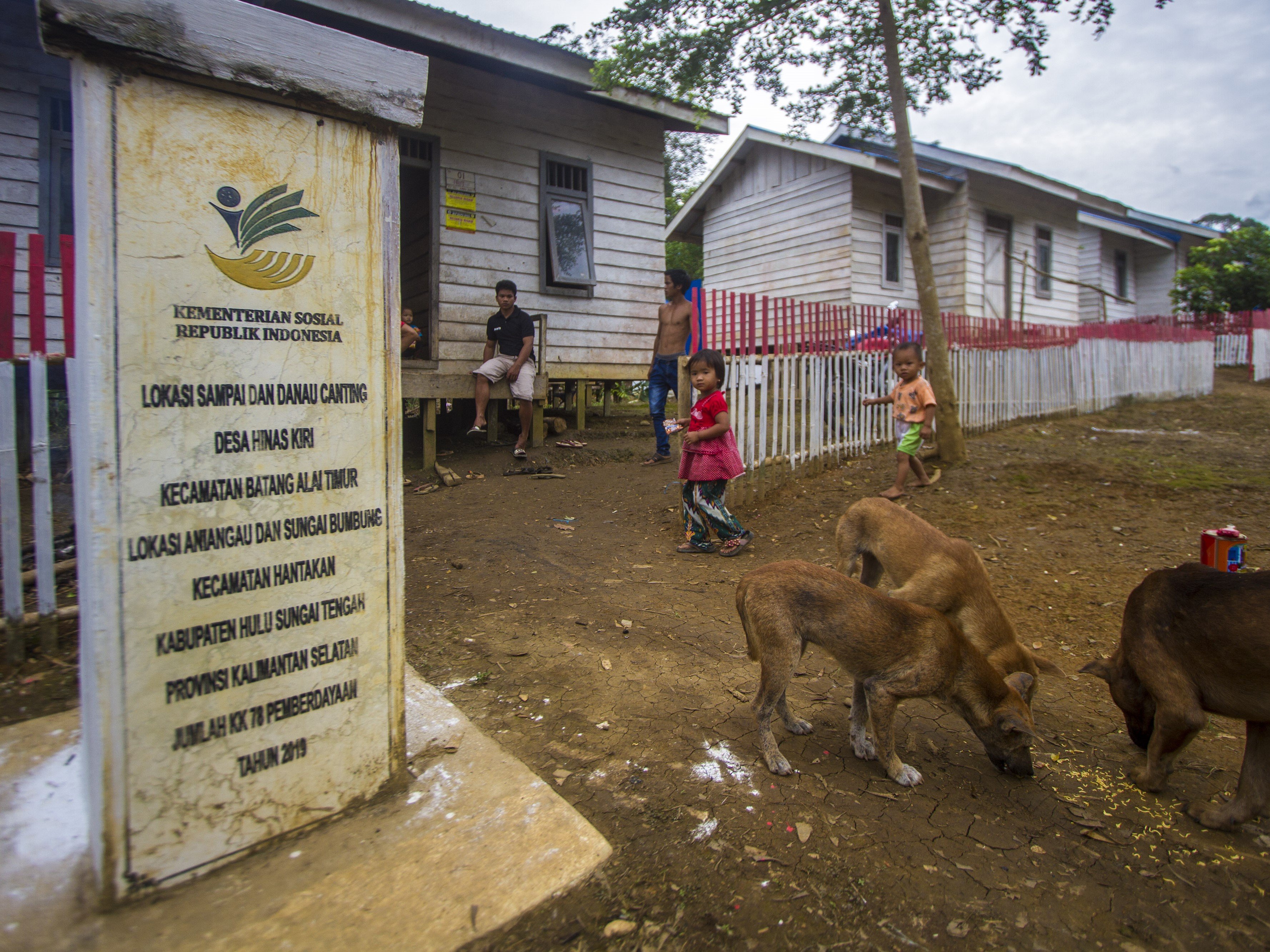 Sejumlah warga Dayak Meratus berada di depan perumahan Komunitas Adat Terpencil di Dusun Danau Canting, Hulu Sungai Tengah, Kalsel.