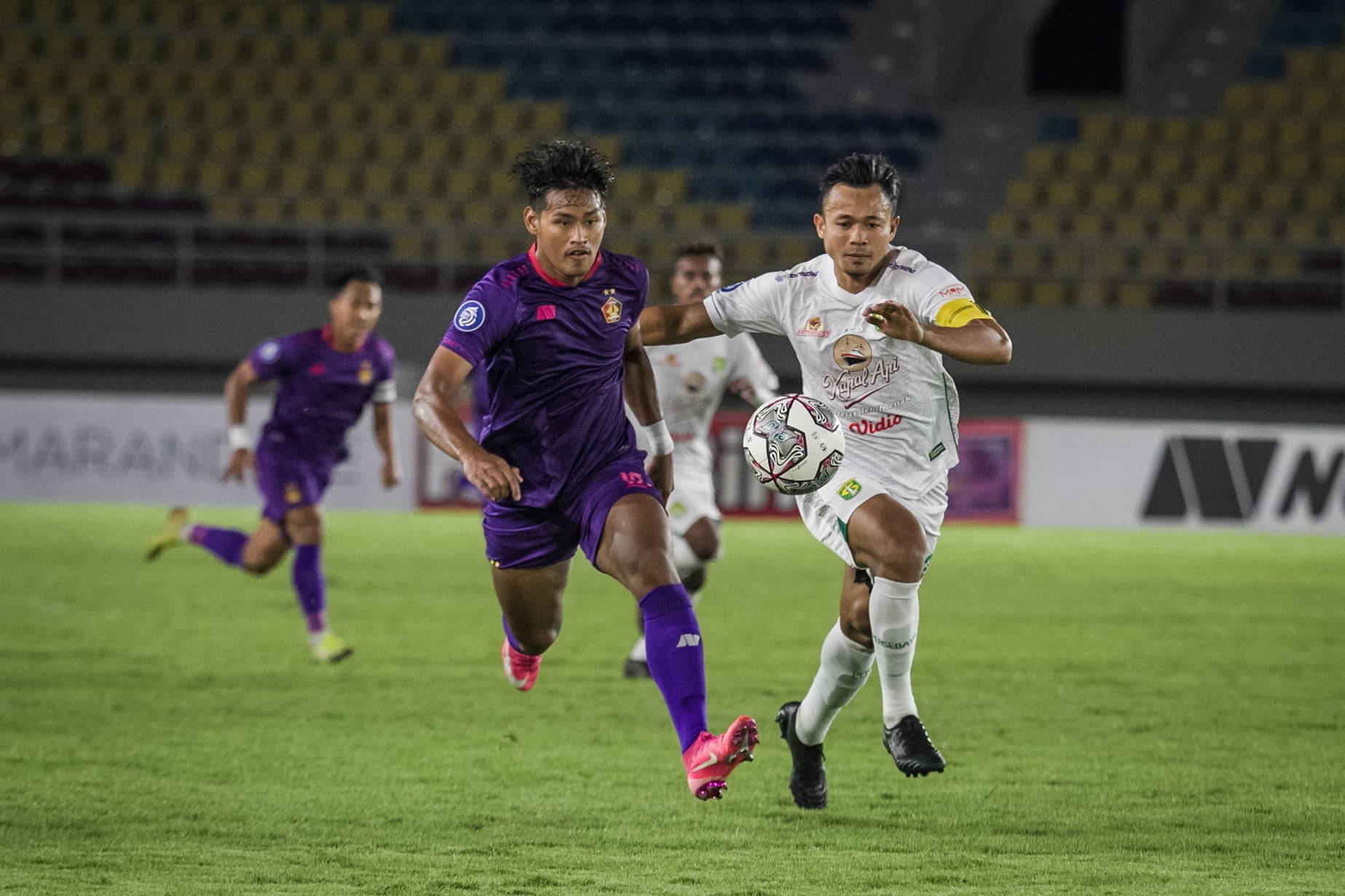 Ilustrasi pertandingan Liga 1 antara Persebaya dan Persik Kediri