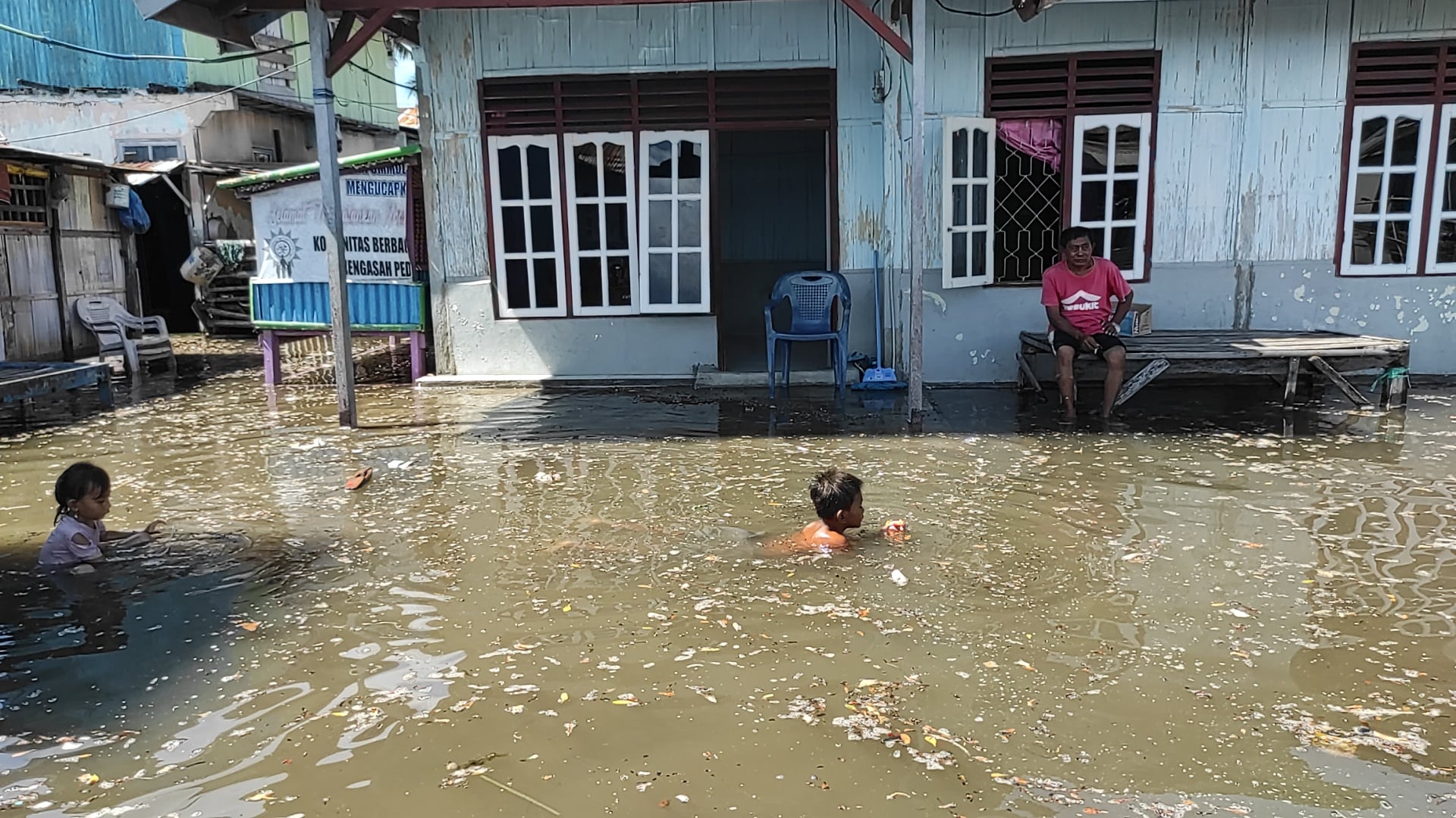 Rumah warga Sikka terendam banjir Rob. Anak-anak Menikmati air laut
