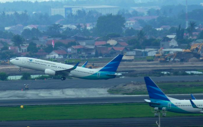 Pesawat jenis boeing milik Garuda Indonesia lepas landas dari Bandara Soekarno Hatta.