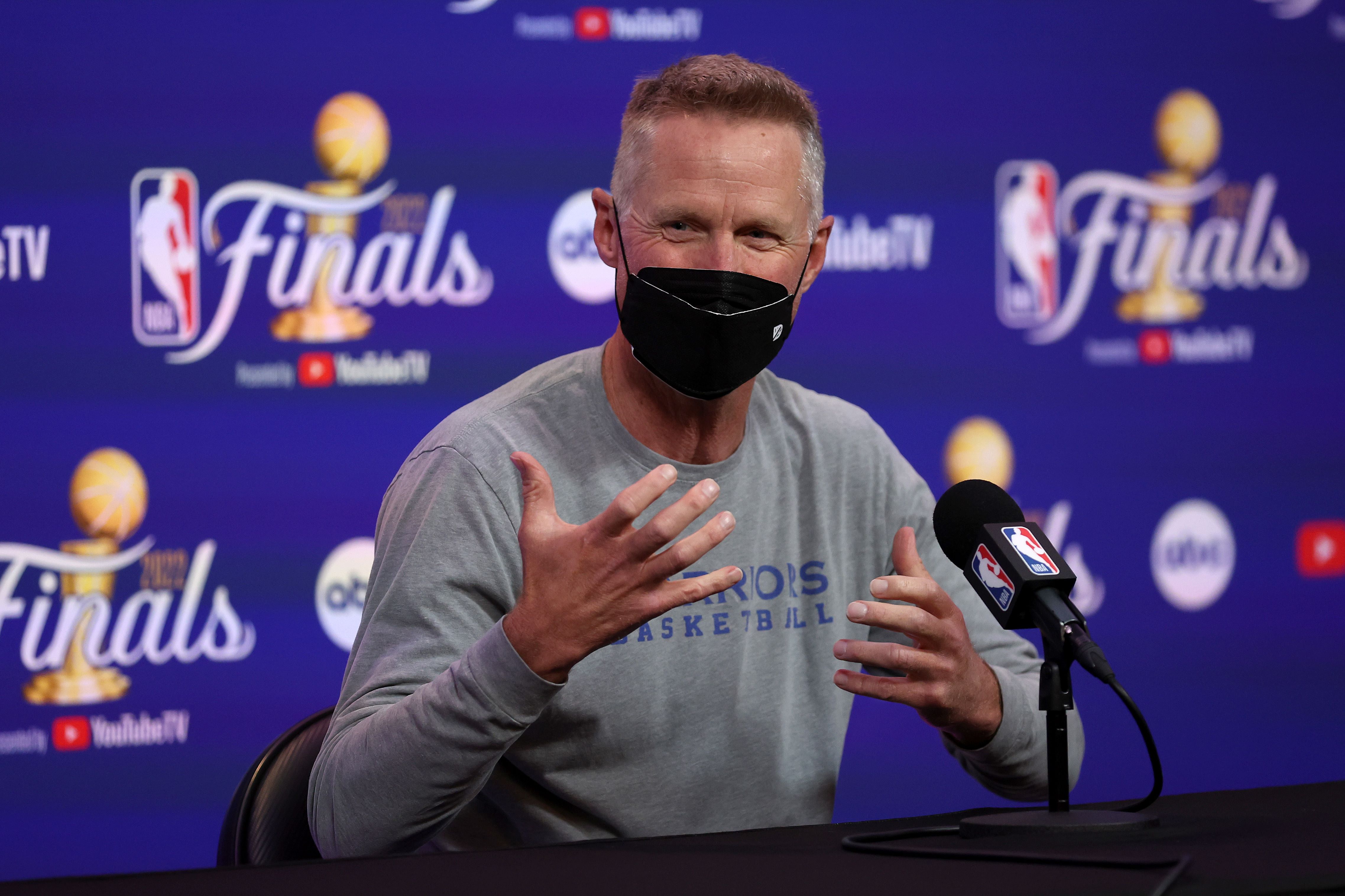 Pelatih Golden State Warriors, Steve Kerr, saat memberikan konferensi pers.