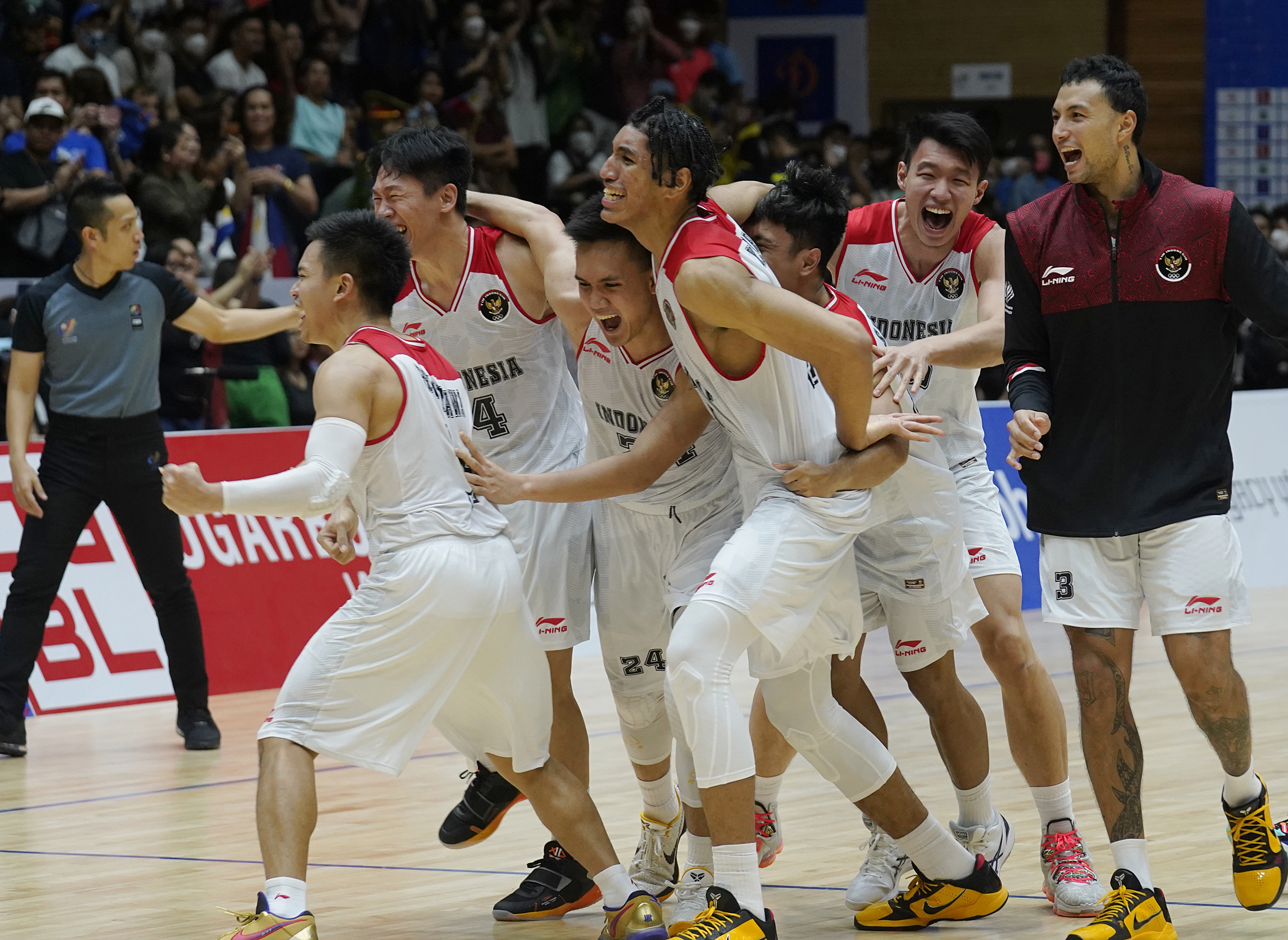 Para pemain timnas bola basket Indonesia melakukan selebrasi usai meraih medali emas SEA Games Vietnam.