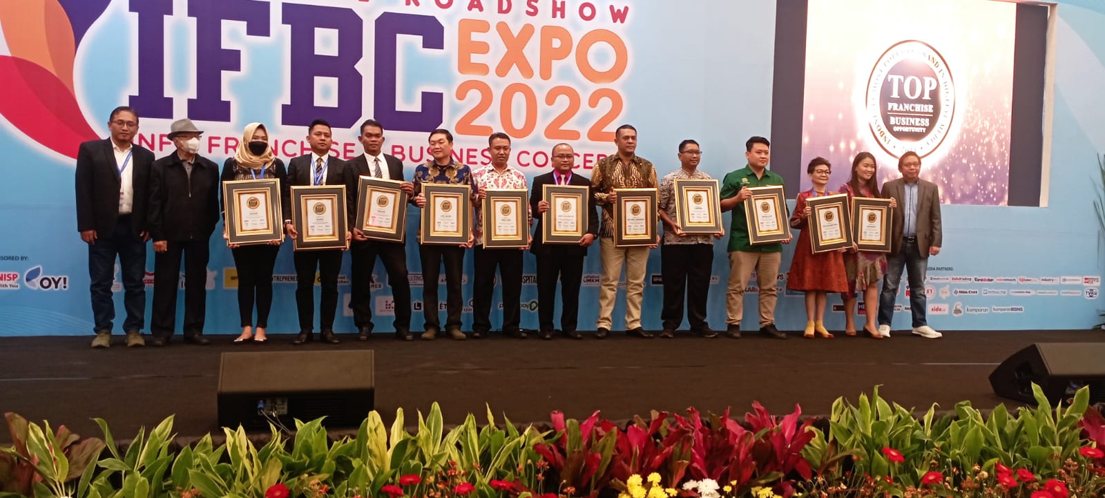 Penyerahan penghargaan Top Franchise & BO Indonesia Most Popular Brand in Digital Media 2021 