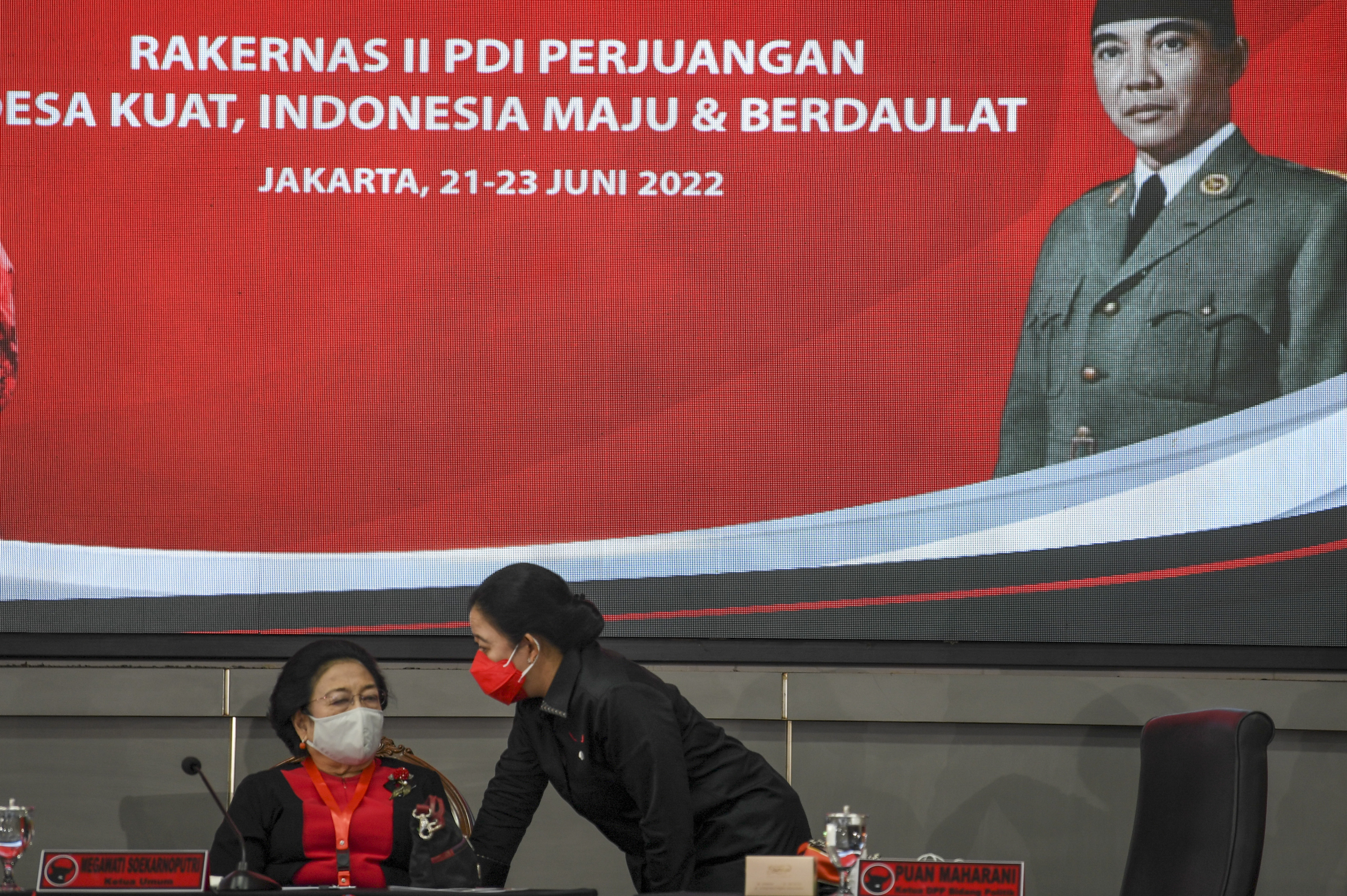Ketum PDIP Megawati Soekarnoputri berbincang dengan putrinya, Puan Maharani.