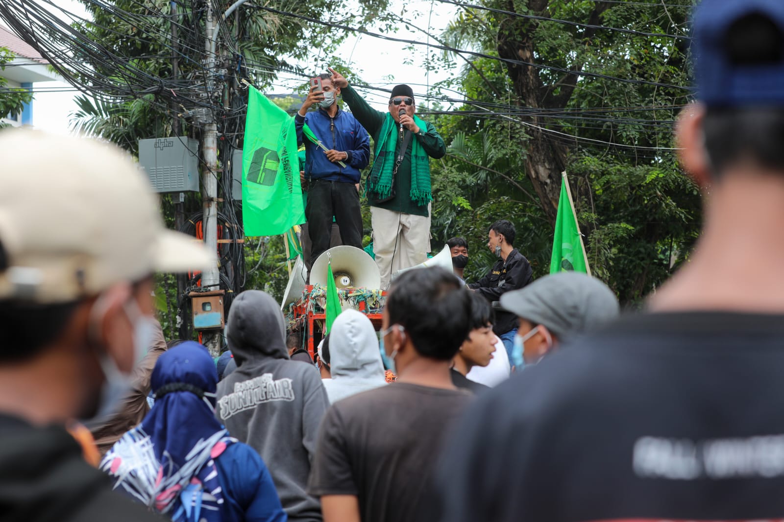 Ratusan orang kembali berunjuk rasa di depan kantor DPP PPP, Jalan Diponegoro, Menteng, Jakarta Pusat, Rabu (15/6).
