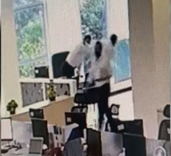 Layar video yang memperlihatkan pegawai Kantor Pajak Bekasi Utara dipukul atasannya di kantor 