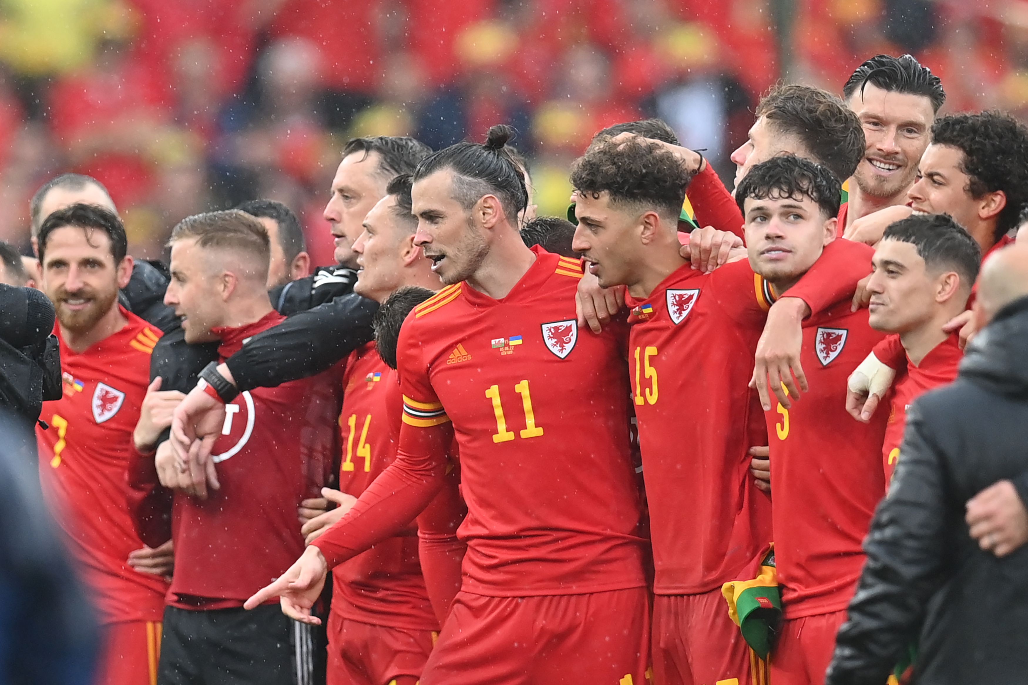  Para pemain Wales merayakan keberhasilan masuk putaran final Piala Dunia 2022 setelah dalam final playoff zona Eropa mengalahkan Ukraina