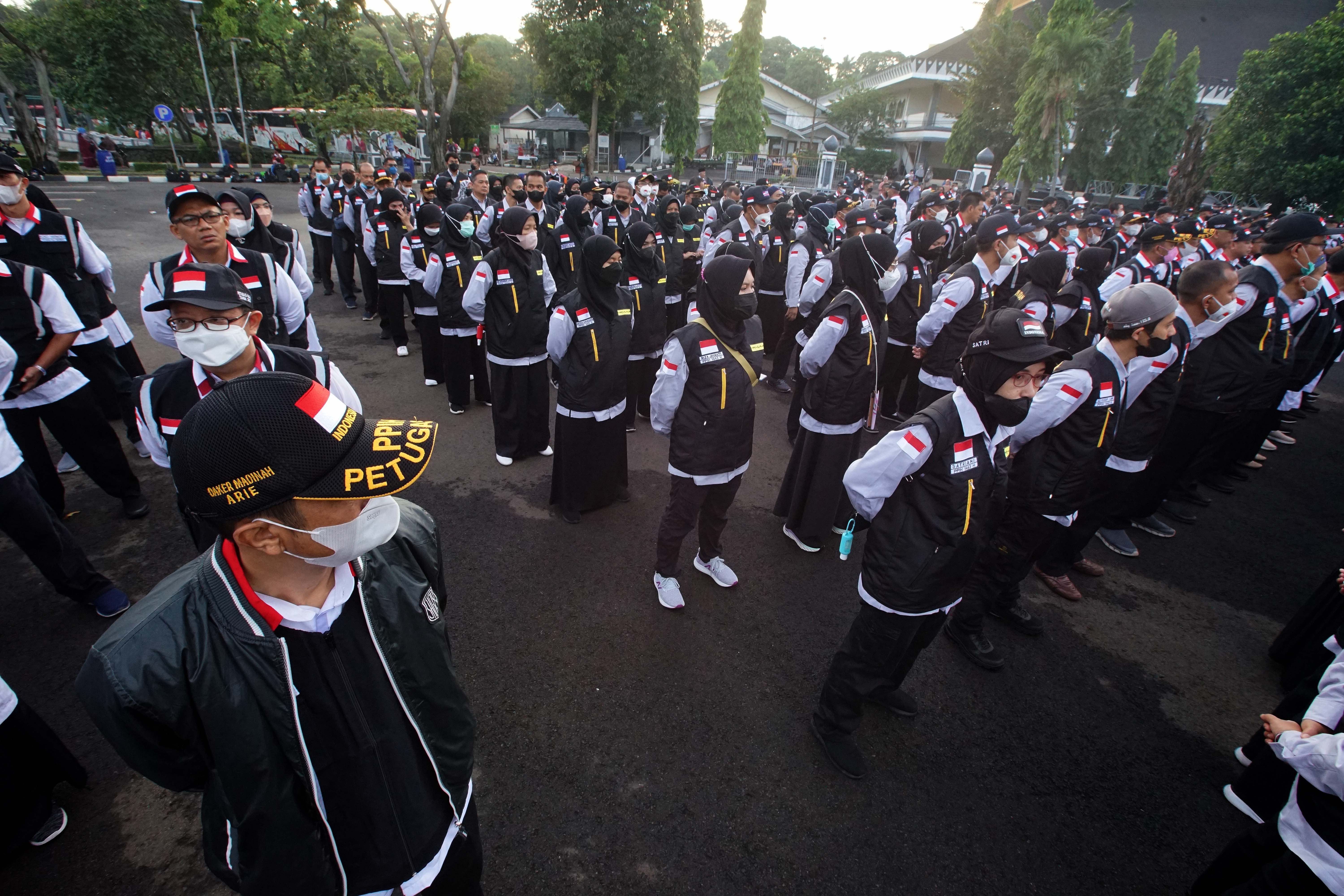  PEMBERANGKATAN: Petugas Panitia Penyelanggara Ibadah Haji (PPIH) 14 43H/2022M bersiap menuju bandara di Asrama Haji, Pondok Gede, Bekasi.