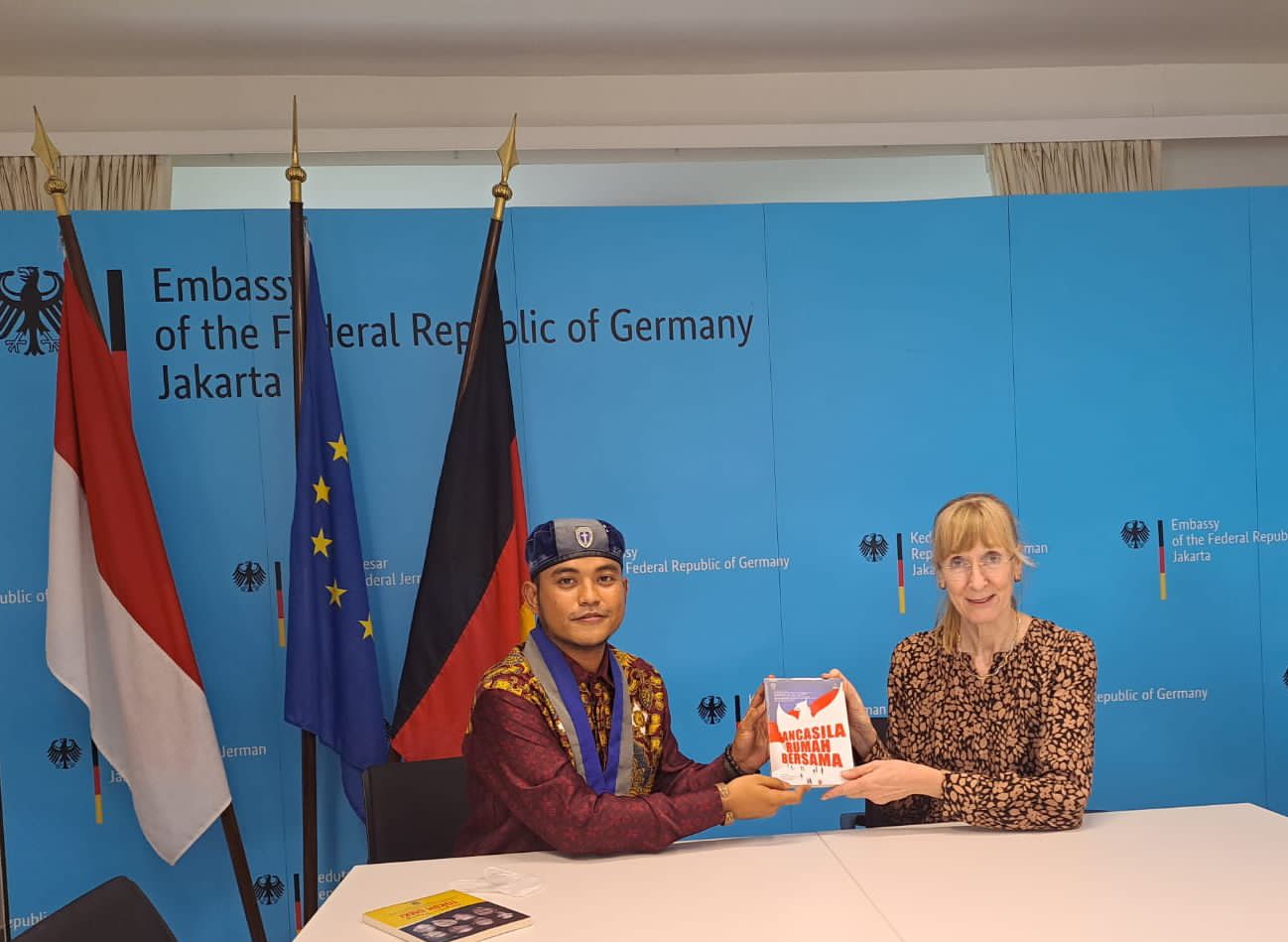 GMKI memberikan cinderamata berupa buku yang berjudul Pancasila Rumah Bersama Kerala Dubes Jerman untuk RIGHT In a Lepel