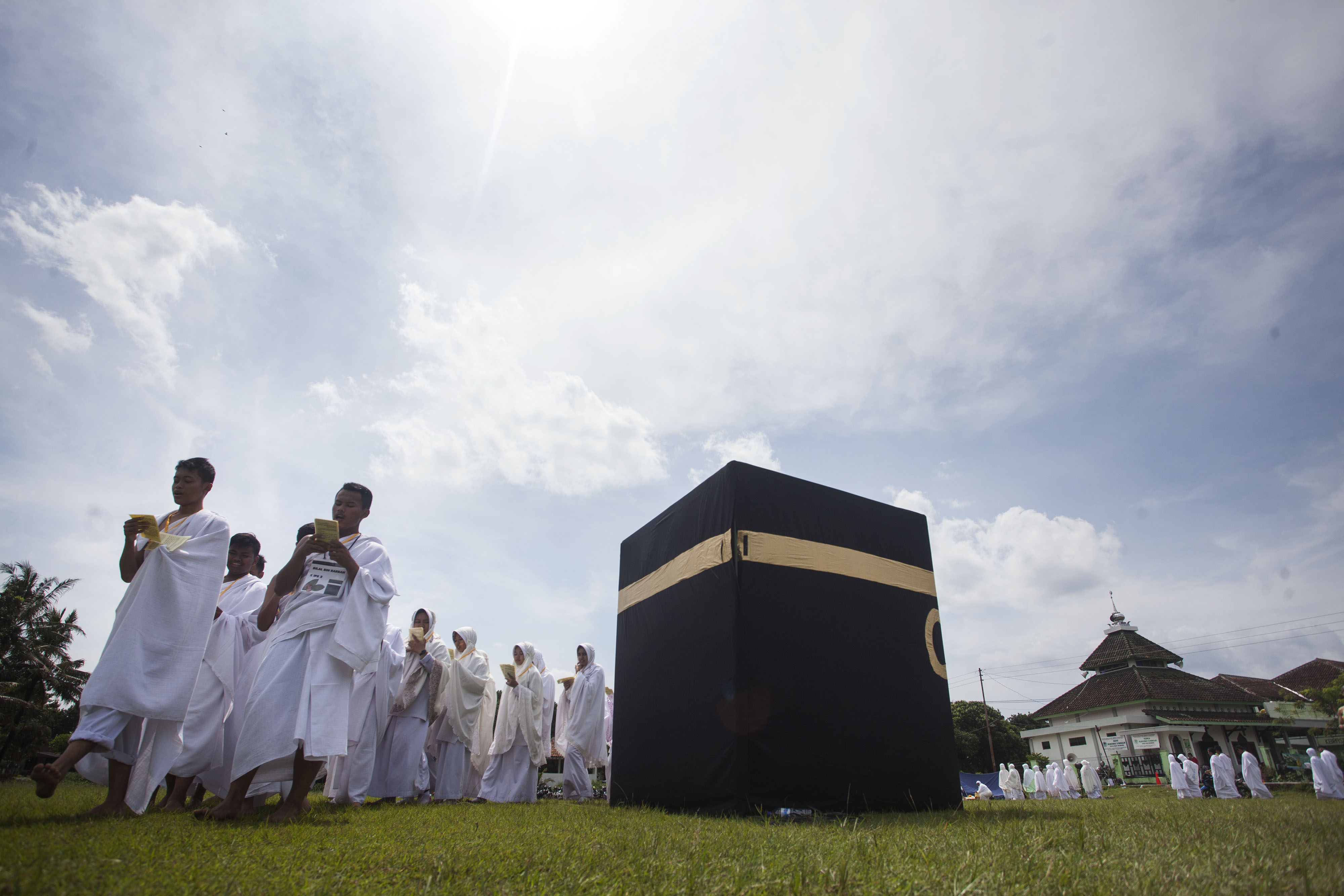 Ilustrasi pelajar di Sleman, DIY, melakukan manasik haji.