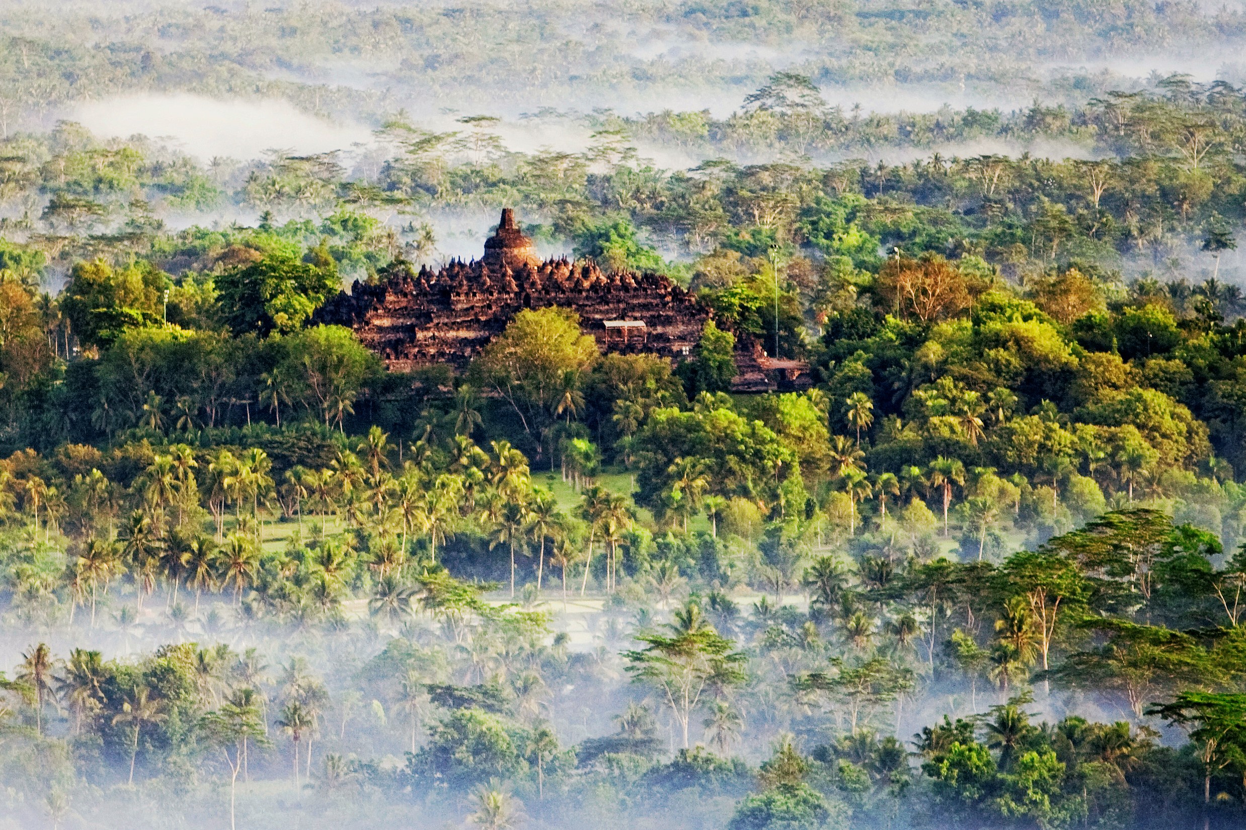 Candi Borobudur berselimut kabut di abadikan dari bukit Puntuk Setumbu Desa Karang Rejo, Borobudur, Magelang, Jateng.