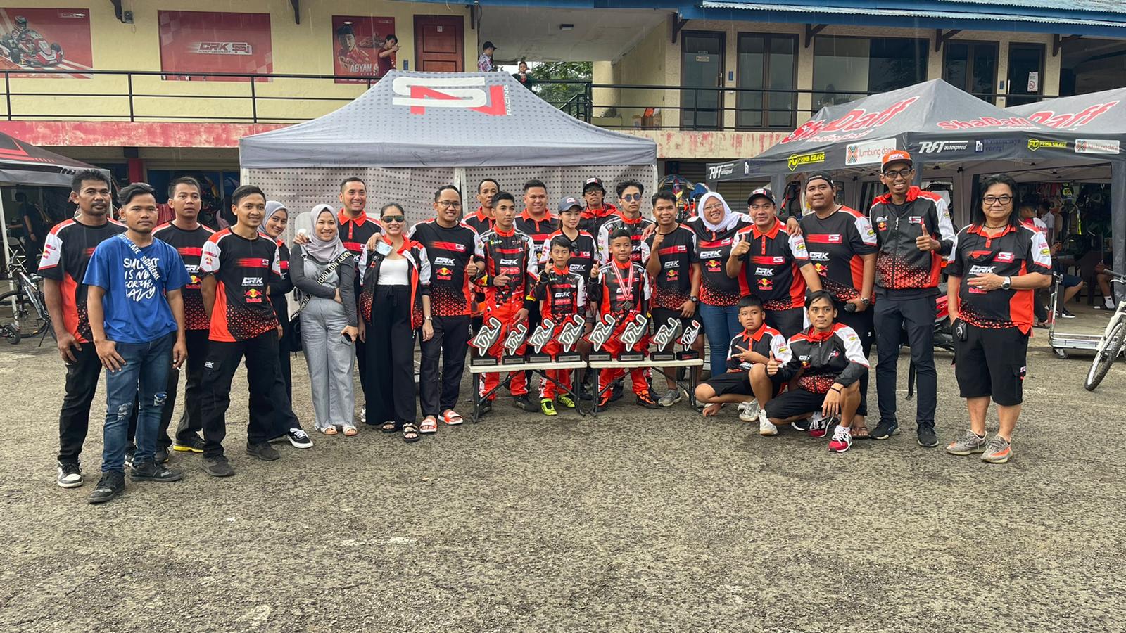 Abyan Aqila bersama timnya pada Kejuaraan Nasional Gokart Eshark Rok Cup putaran ke empat yang diadakan di Sentul.