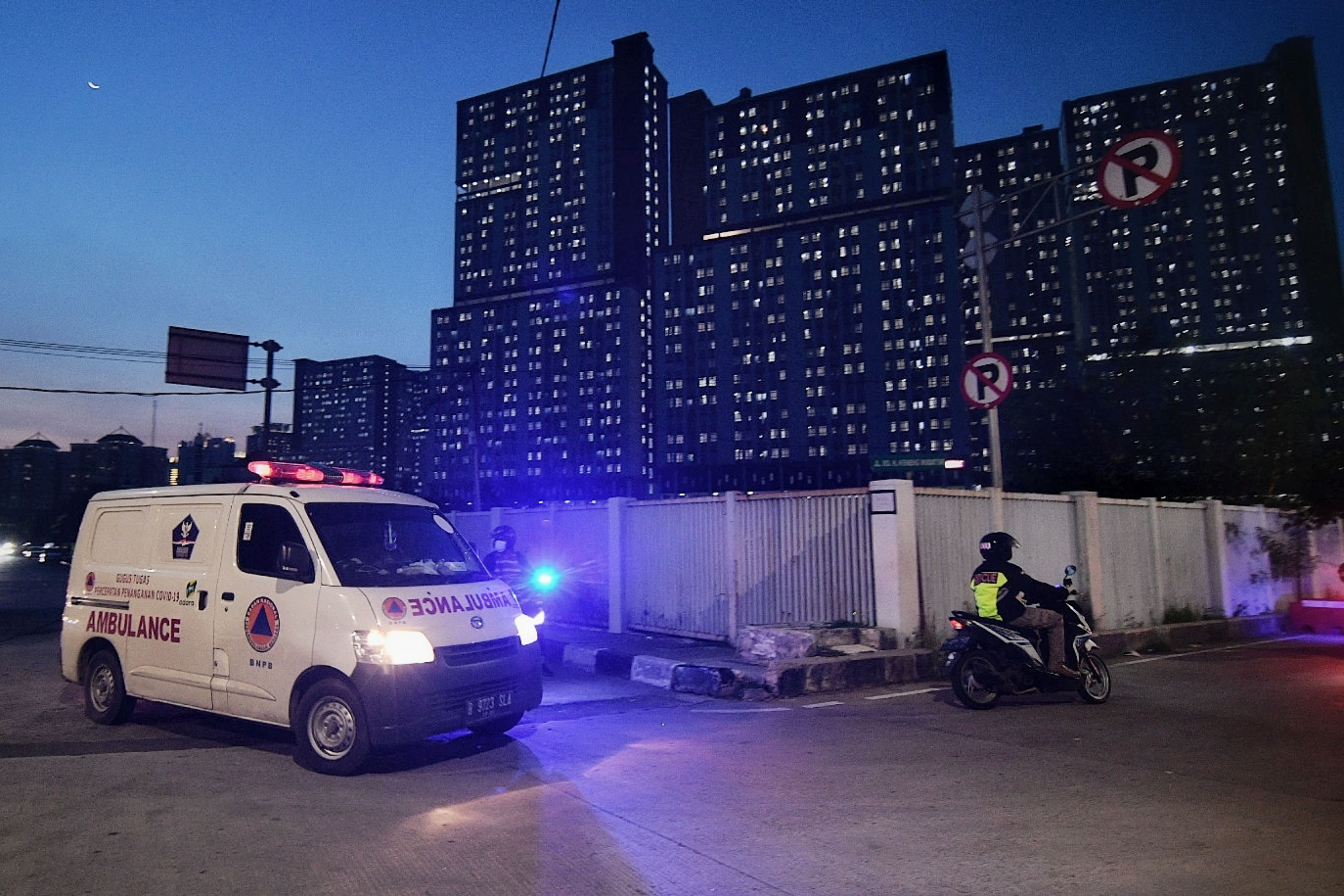 Kendaraan ambulans membawa pasien positif Covid-19 memasuki RSD Wisma Atlet Kemayoran.