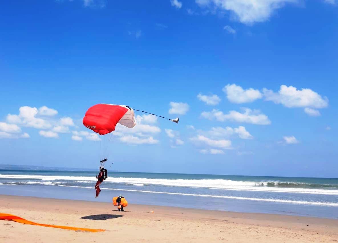 Penerjun internasional unjuk kebolehan dalam Bali Boggie Jump in Paradise, di Pantai Mesari, Seminyak, Kuta, Bali, Selasa (21/6).