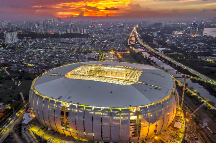 Suasana pencahayaan Jakarta International Stadium (JIS) di Tanjung Priok, Jakarta, Sabtu (11/12/2021).