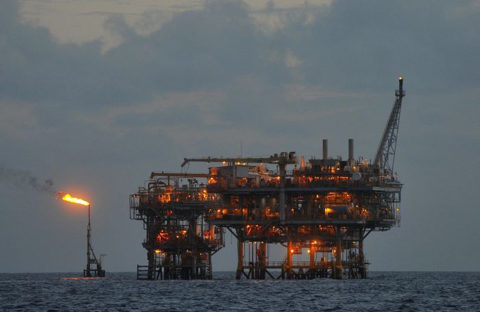 Harga Minyak Turun Tertekan Isu Kenaikan Suku Bunga Fed