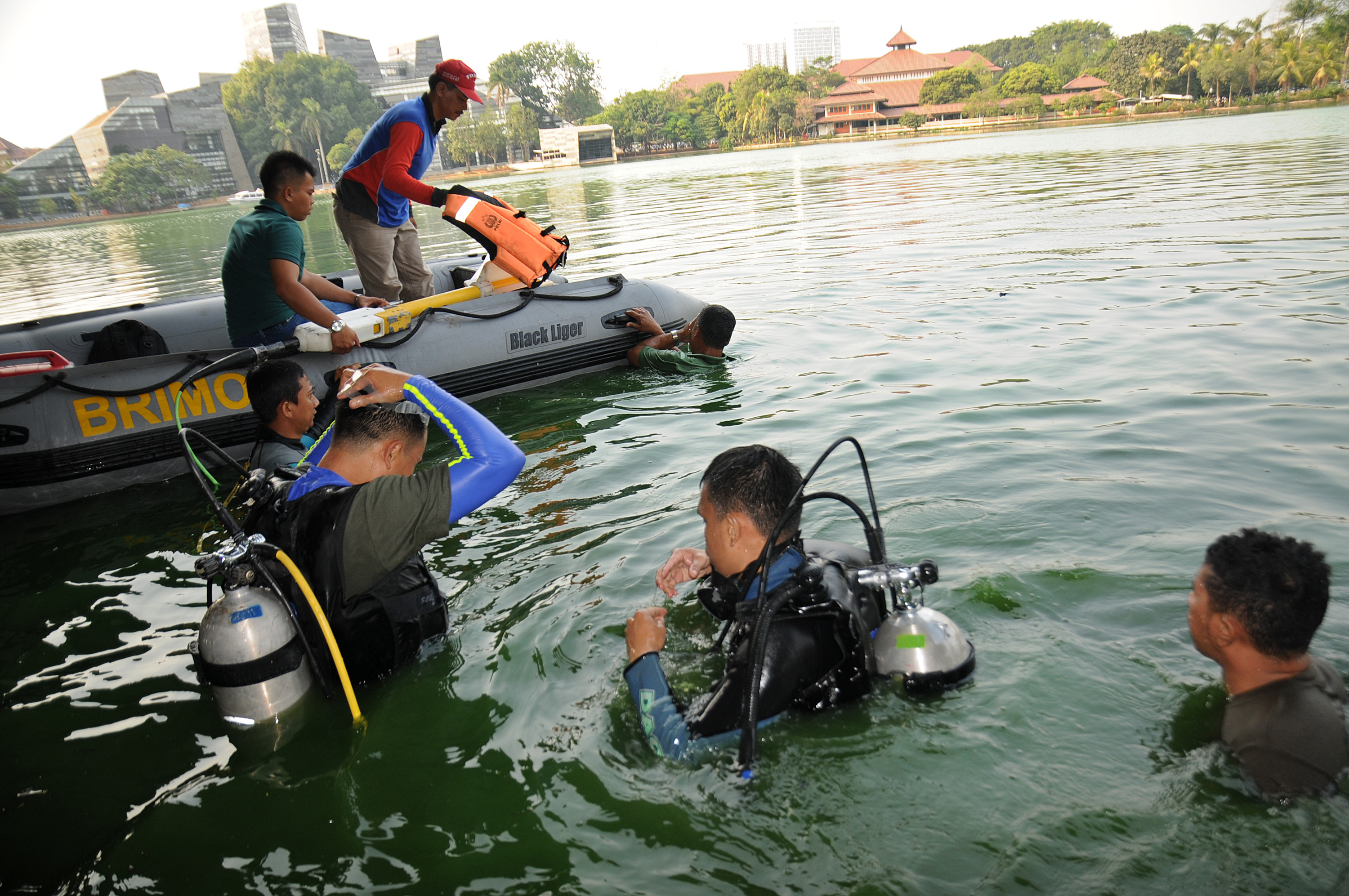  Tim Penyelam dari Brimob Kelapa Dua menyisir TKP pembunuhan Akseyna Ahad Dori untuk mencari bukti 