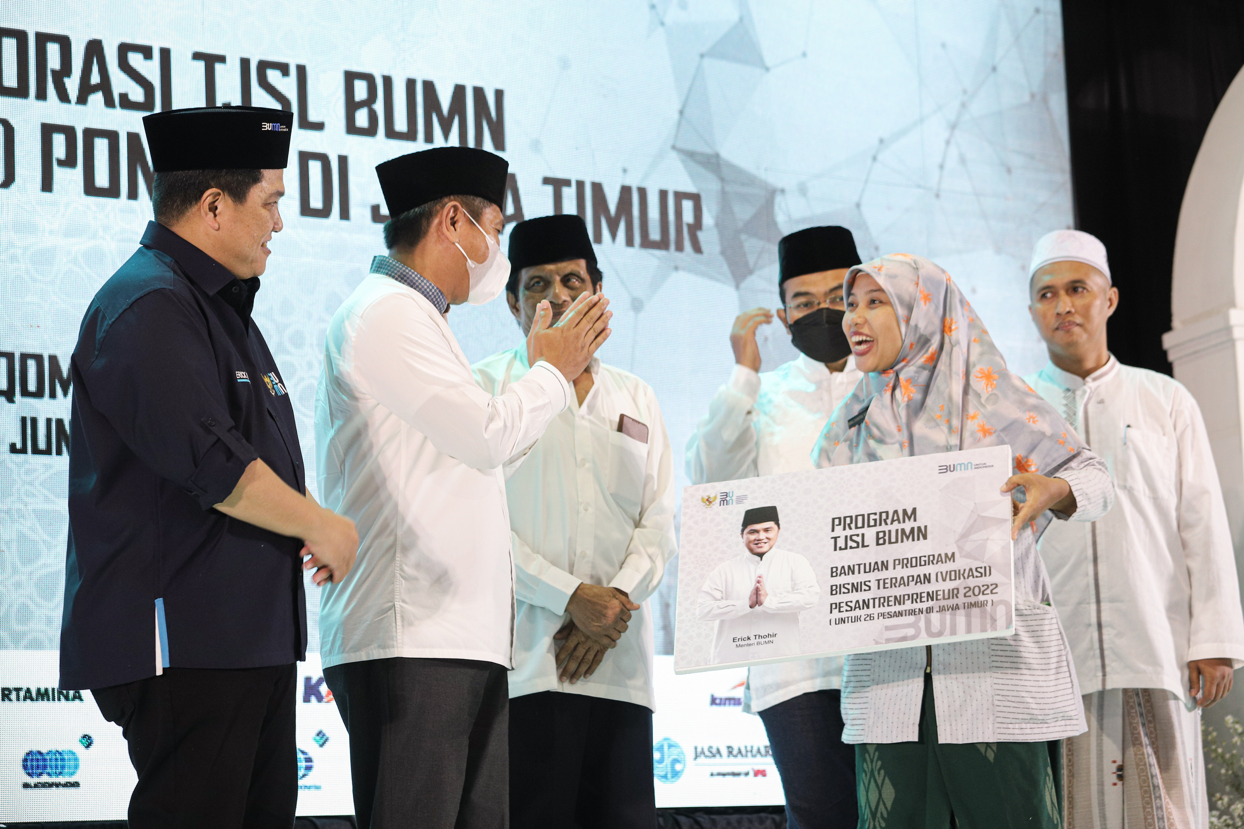 Menteri BUMN Erick Thohir (kiri) saat berkunjung ke Pondok Pesantren Qomaruddin, Gresik, Jawa Timur, Jumat (10/6).