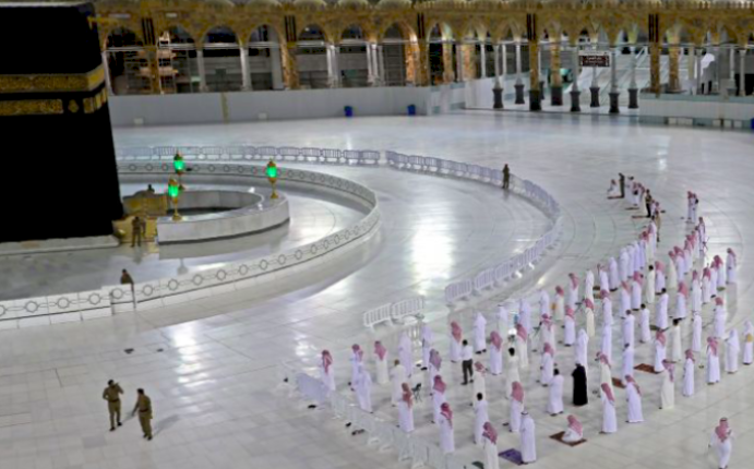 Jemaah melaksanakan shalat Isya menghadap kabah di Masjidil Haram yang lengang karena ditutup untuk jemaah umroh sementara waktu.