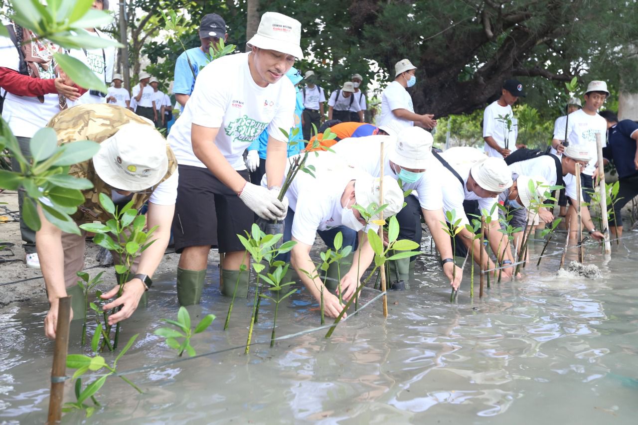 Aksi penanaman mangrove di Pulau Tidur Kecil Kepulauanb Seribu oleh Kemenko PMK.