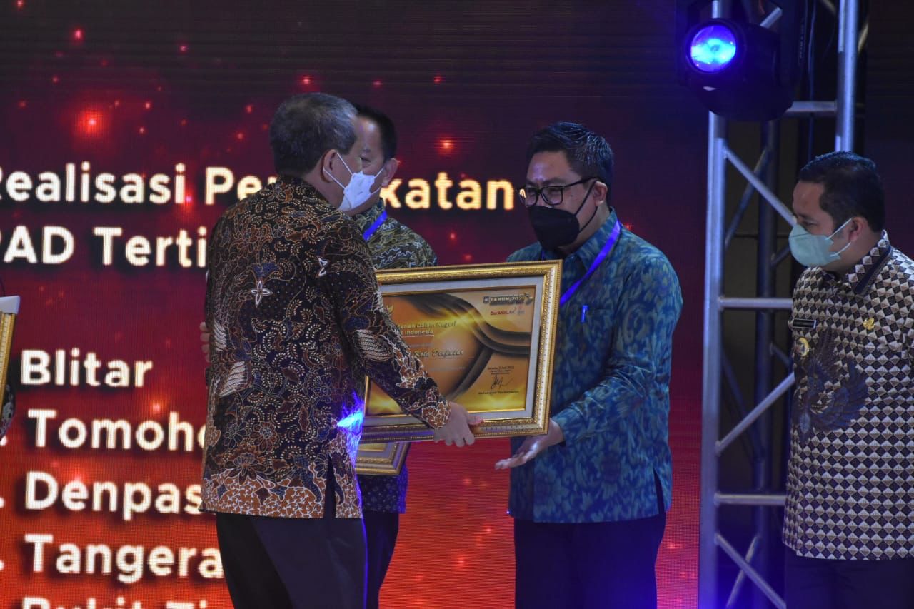  Wakil Walikota Denpasar, Kadek Agus Arya Wibawa saat menerima penghargaan.