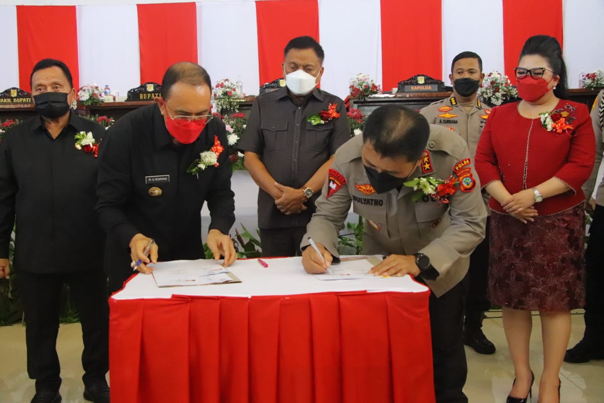 Kapolda Sulawesi Utara Irjen Mulyatno melakukan penandatangan perjanjian pelepasan hak tanah bersama Pemkab Tomohon