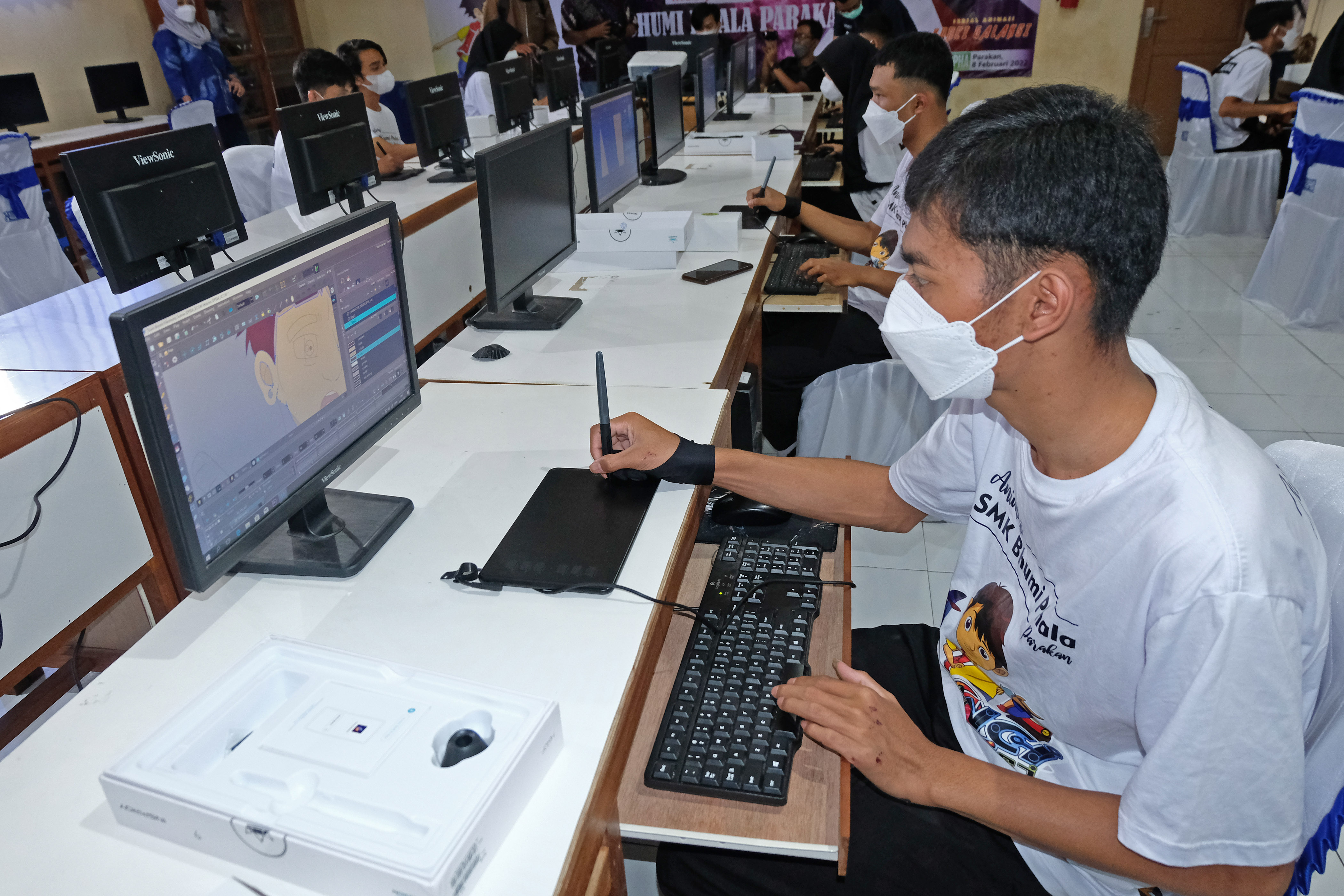 Sejumlah siswa menyelesaikan pembuatan film animasi di studio komputer SMK Bhumi Phala (Mipha) Temanggung, Jawa Tengah, Selasa (8/2)