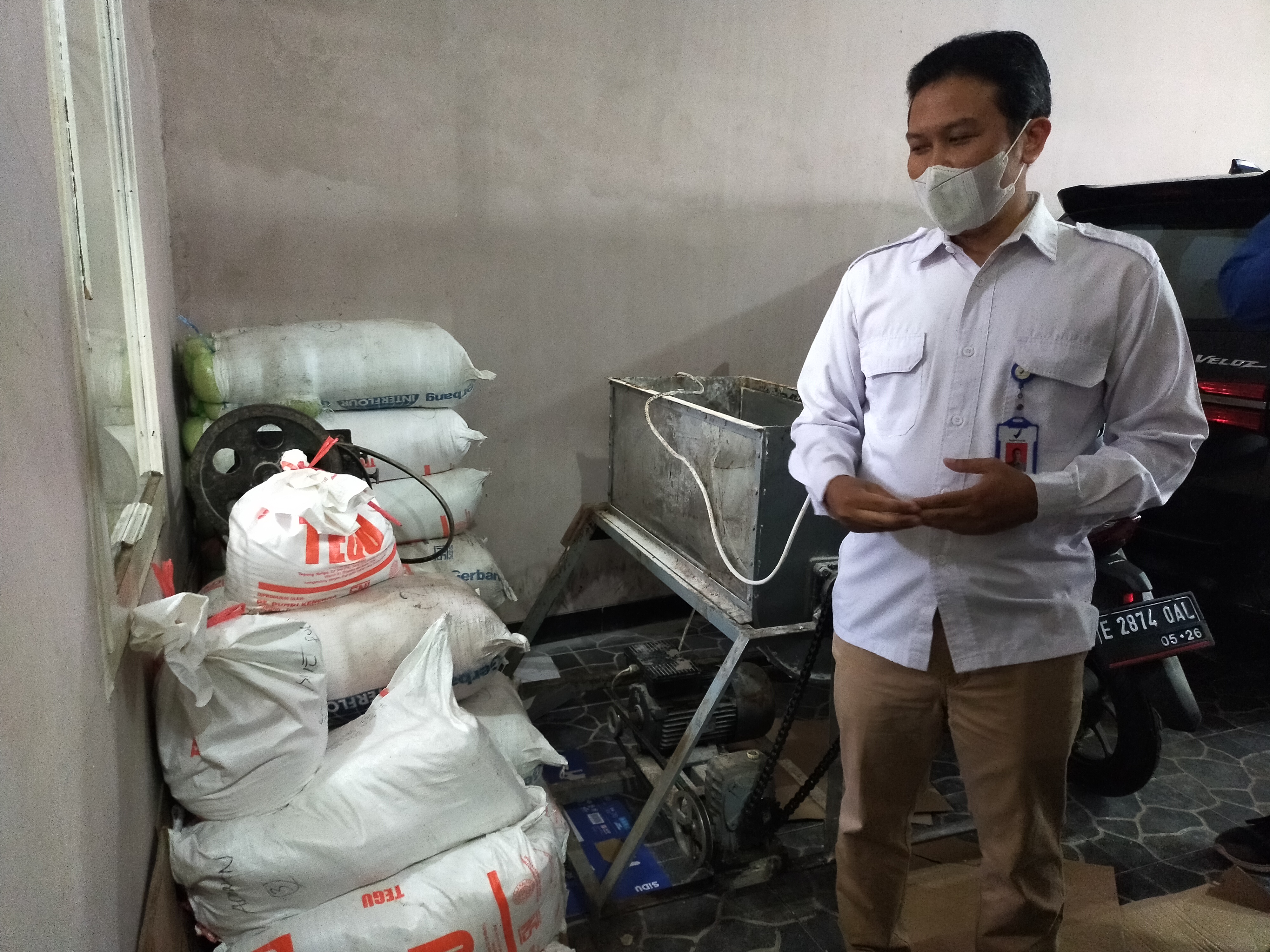 Kepala Loka POM Tasikmalaya, Jajat Setia Permana menunjukkan barangbukti hasil pengerebekan sebuah home industri mi yang mengandung formalin