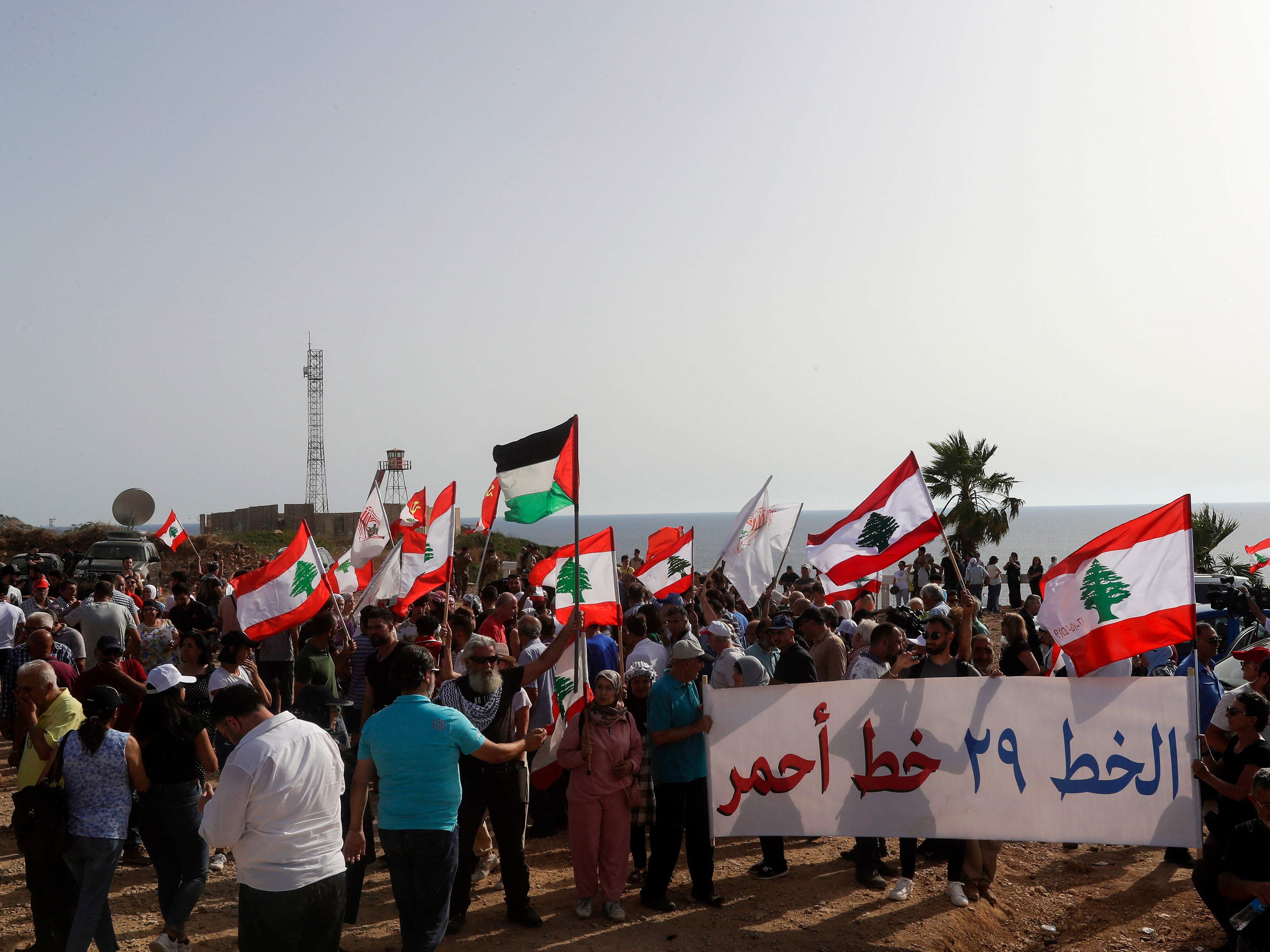 Pengunjuk rasa Libanon ambil bagian dalam demonstrasi di daerah perbatasan paling selatan Libanon, Naqura, pada 11 Juni 2022.