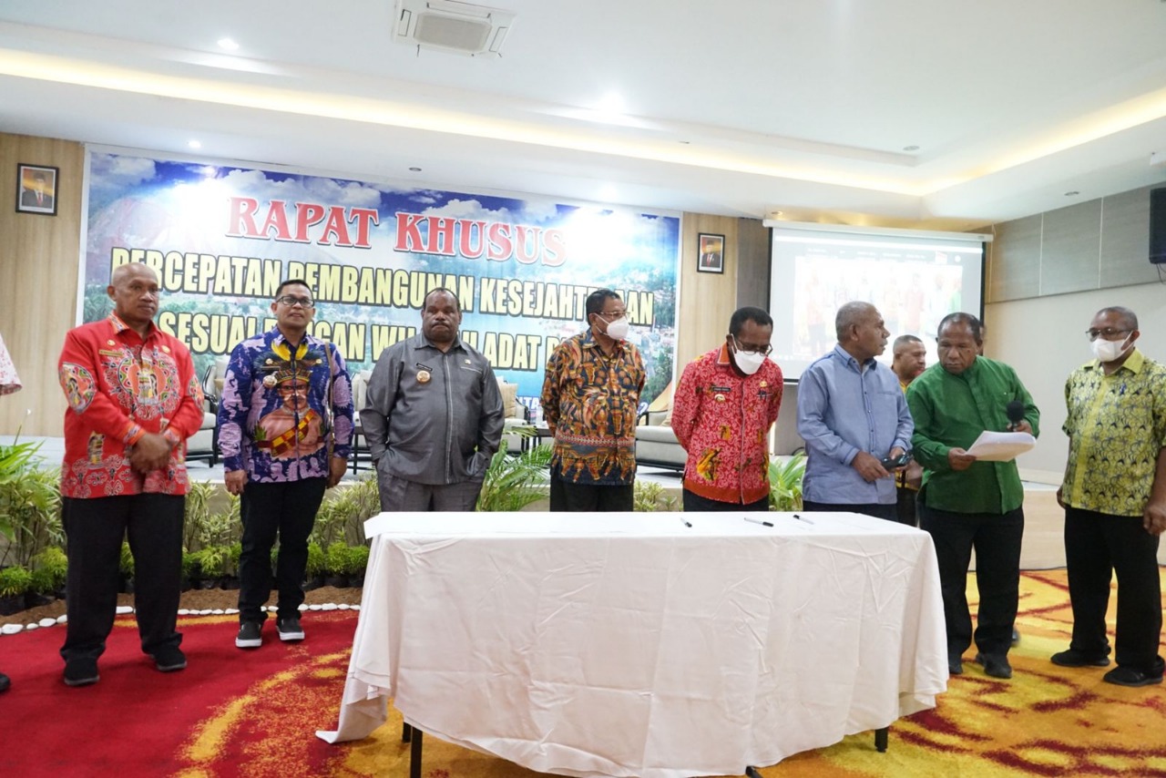 Penandatanganan kesepakatan pemekaran  Papua dalam Rapat Khusus Percepatan Pembangunan Kesejahteraan Sesuai dengan Wilayah Adat.
