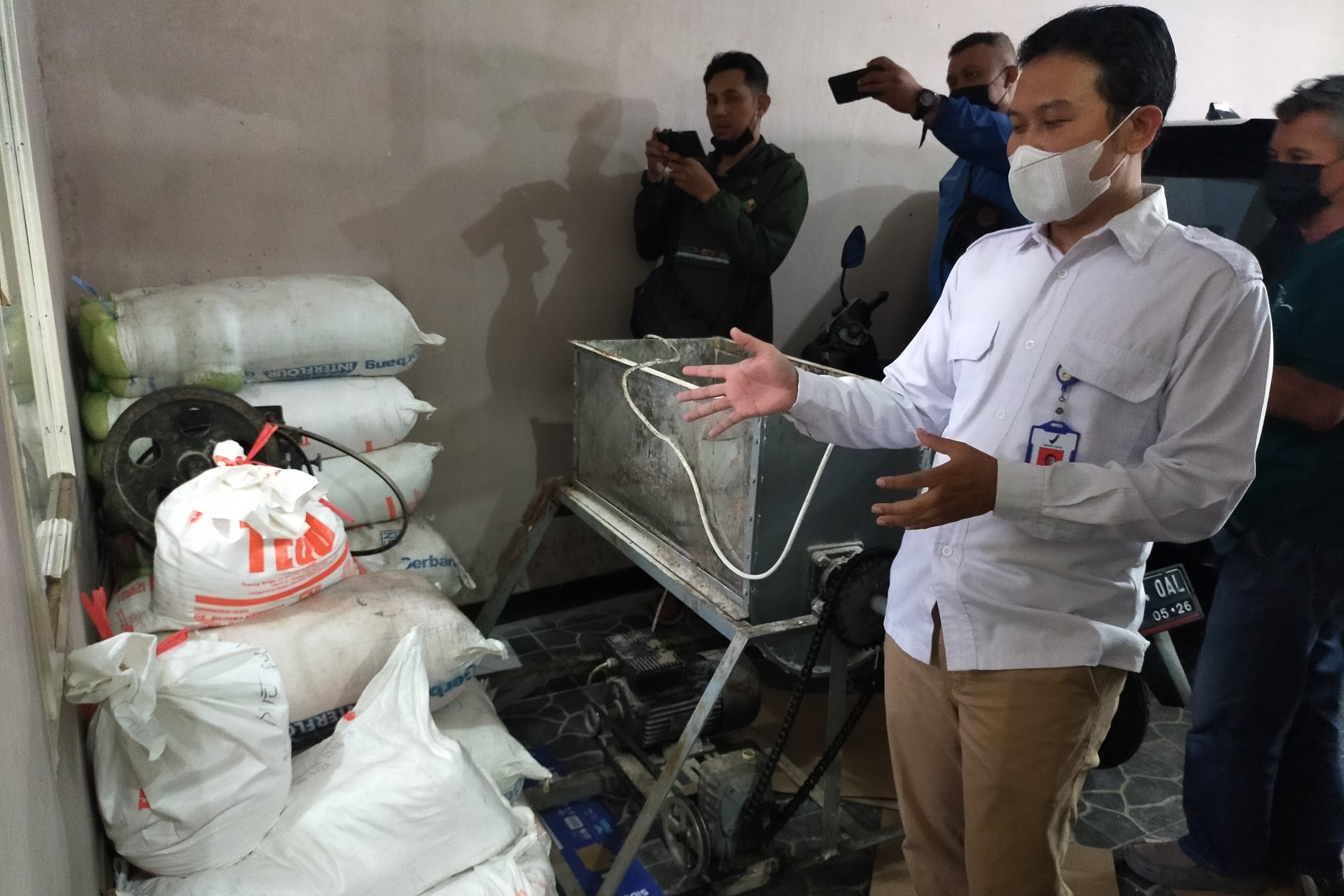 Kepala Loka POM Tasikmalaya Jajat Setia Permana menunjukkan barang bukti pembuatan mi diduga mengandung formalin.