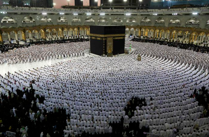 Umat Muslim beribadah di sekitar Kabah, Masjidil Haram, Arab Saudi.