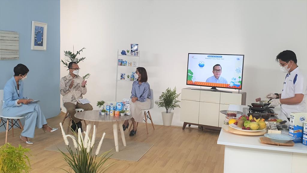 Webinar tentang susu yang menghadirkan Prof. Dr. Ir. H. Hardinsyah, MS, dan  pengamat gaya hidup Dwi Sutarjantono.