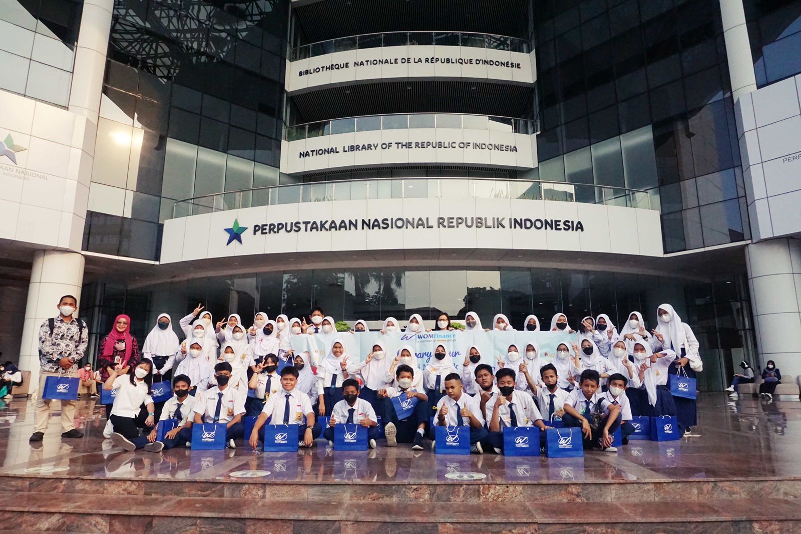 Kegiatan Library Tour yang digelar WON Finance dengan SMPN 55 Jakarta