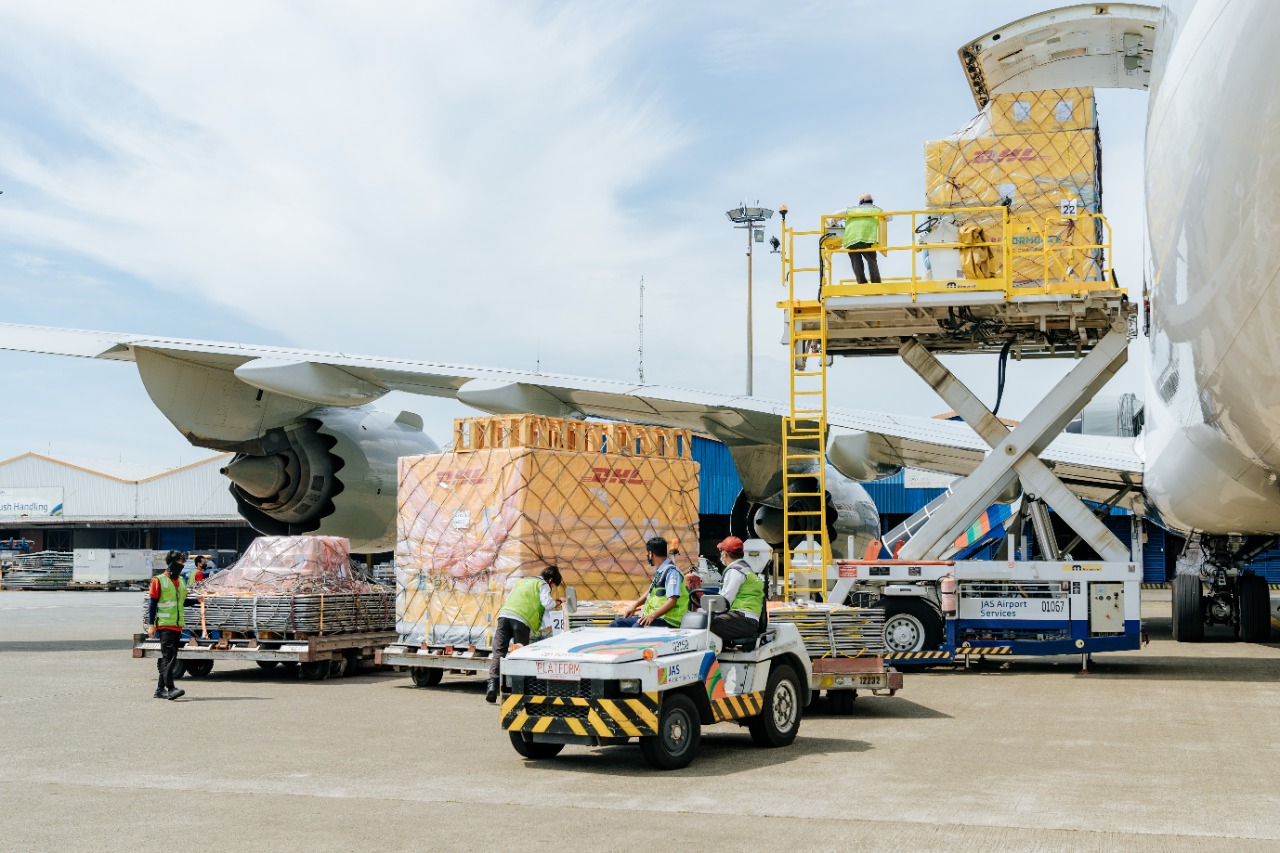 DHL melakukan pengangkutan logistik untuk kepentingan Formula E di Jakarta