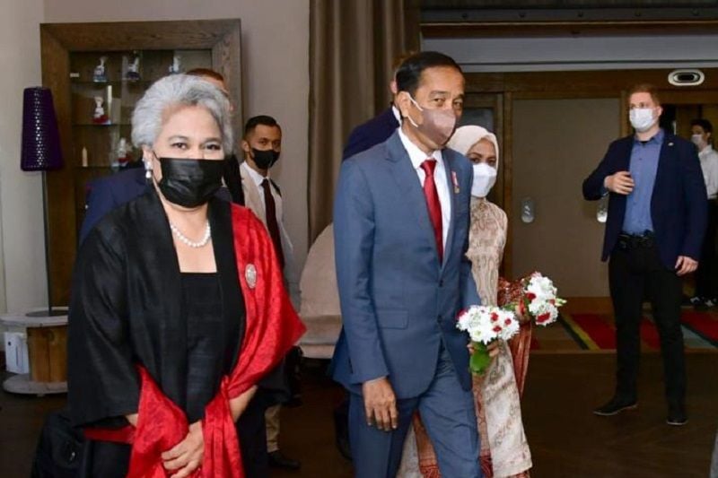 Presiden Joko Widodo (tengah) dan Ibu Negara Iriana Joko Widodo (kanan) tiba di Rzeszow, Polandia.