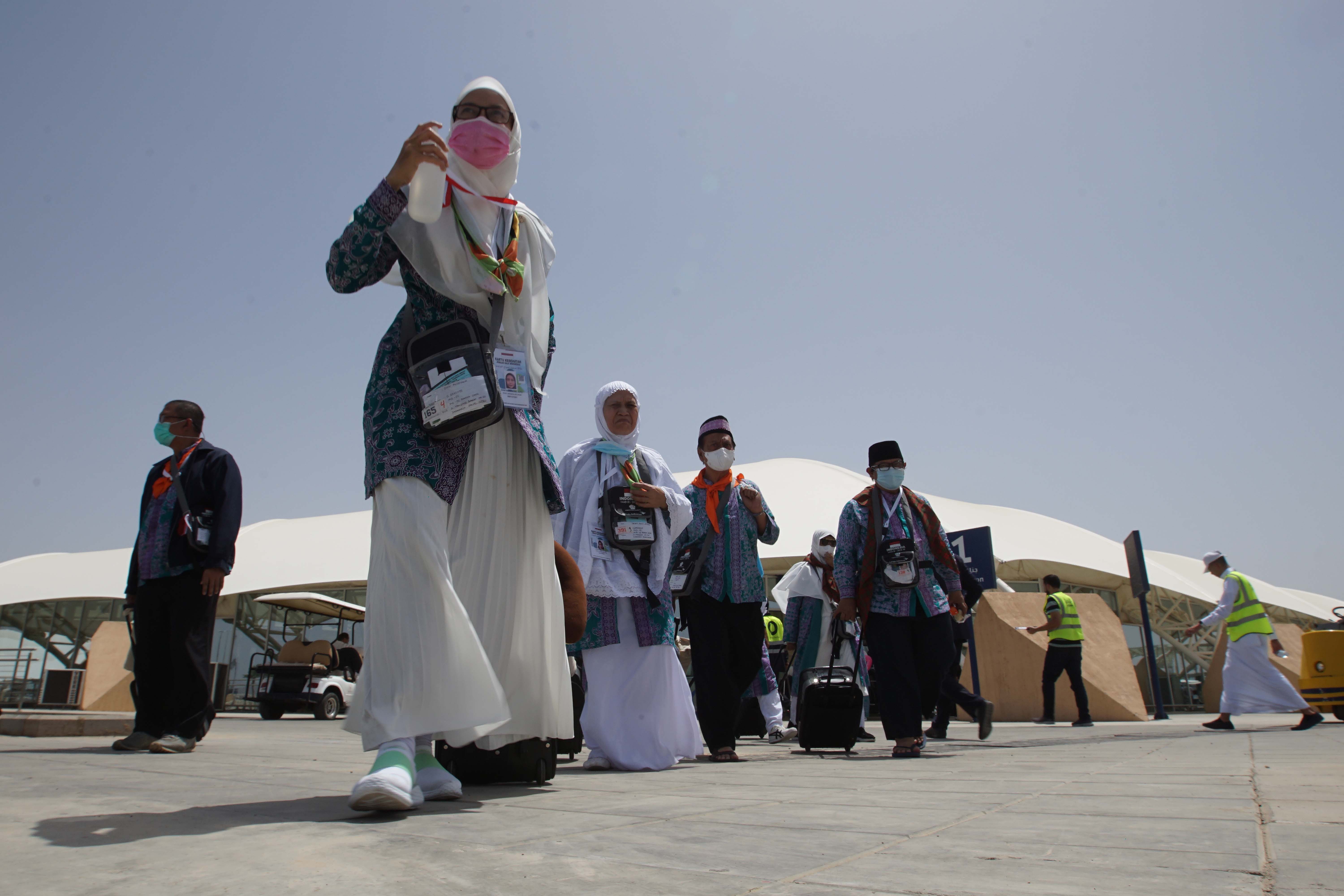 Jemaah haji kloter pertama dari embarkasi Jakarta tiba di Bandara Internasional Amir Muhammad bin Abdul Aziz (AMMA), Madinah.