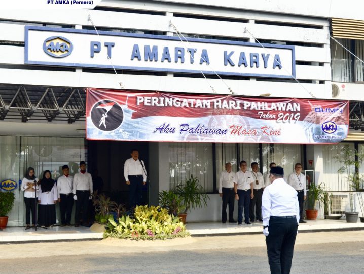 Pejabat dan karyawan PT Amarta Karya menggelar upacara Hari Pahlawan di depan Gedung PT Amarta Karya, Bekasi.