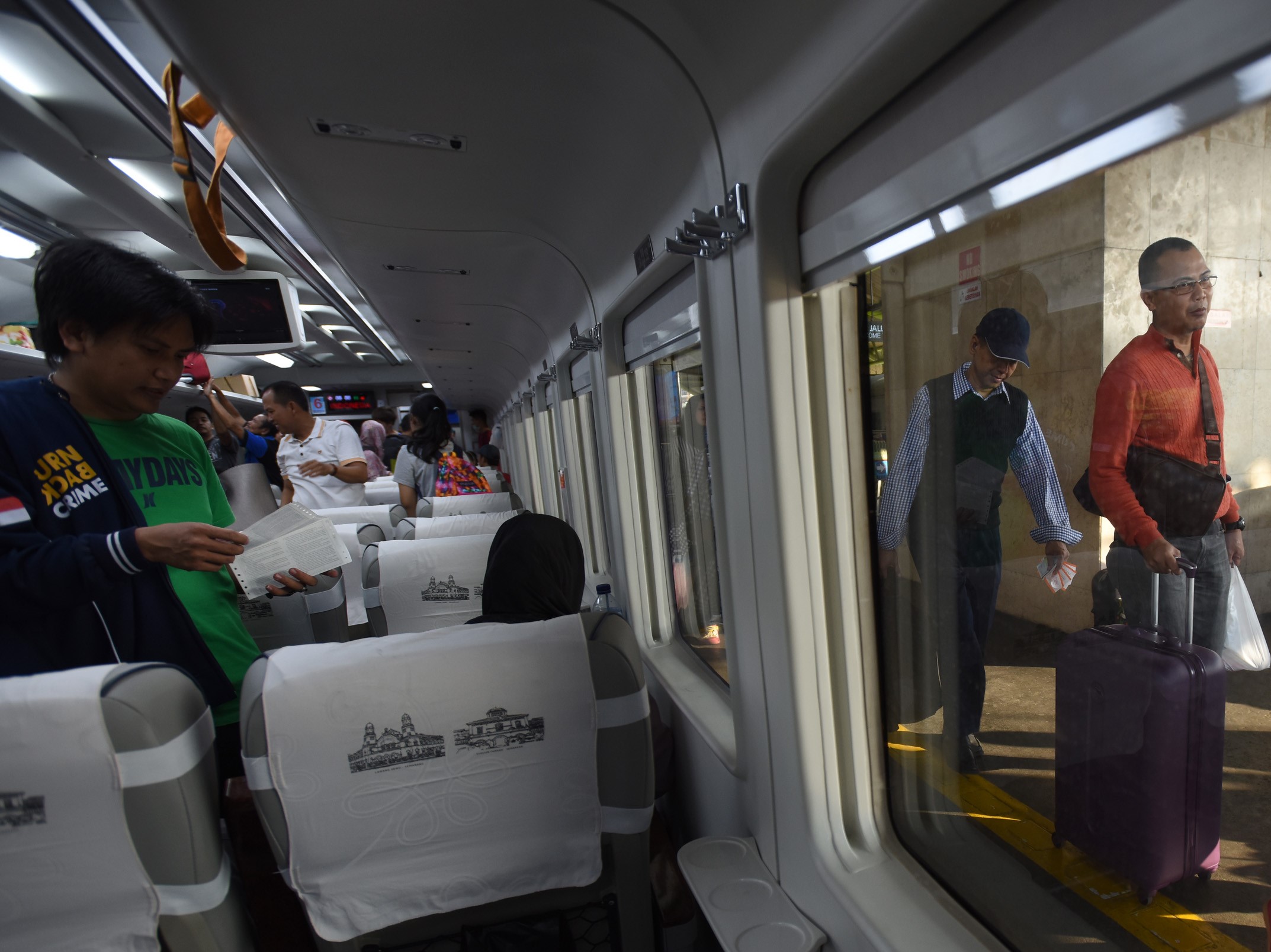Penumpang bersiap menaiki kereta Argo Sindoro Lebarang jurusan Stasiun Gambir-Stasiun Tawang di Stasiun Gambir, Jakarta.