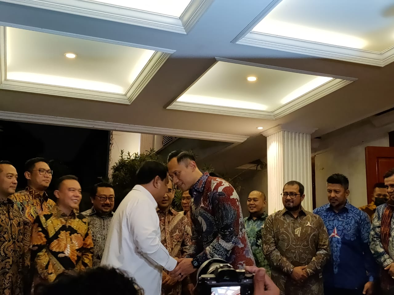 Ketua umum Partai Gerindra Prabowo Subianto bersalaman dengan Ketua Umum Partai Demokrat Agus Harimurti Yudhoyono