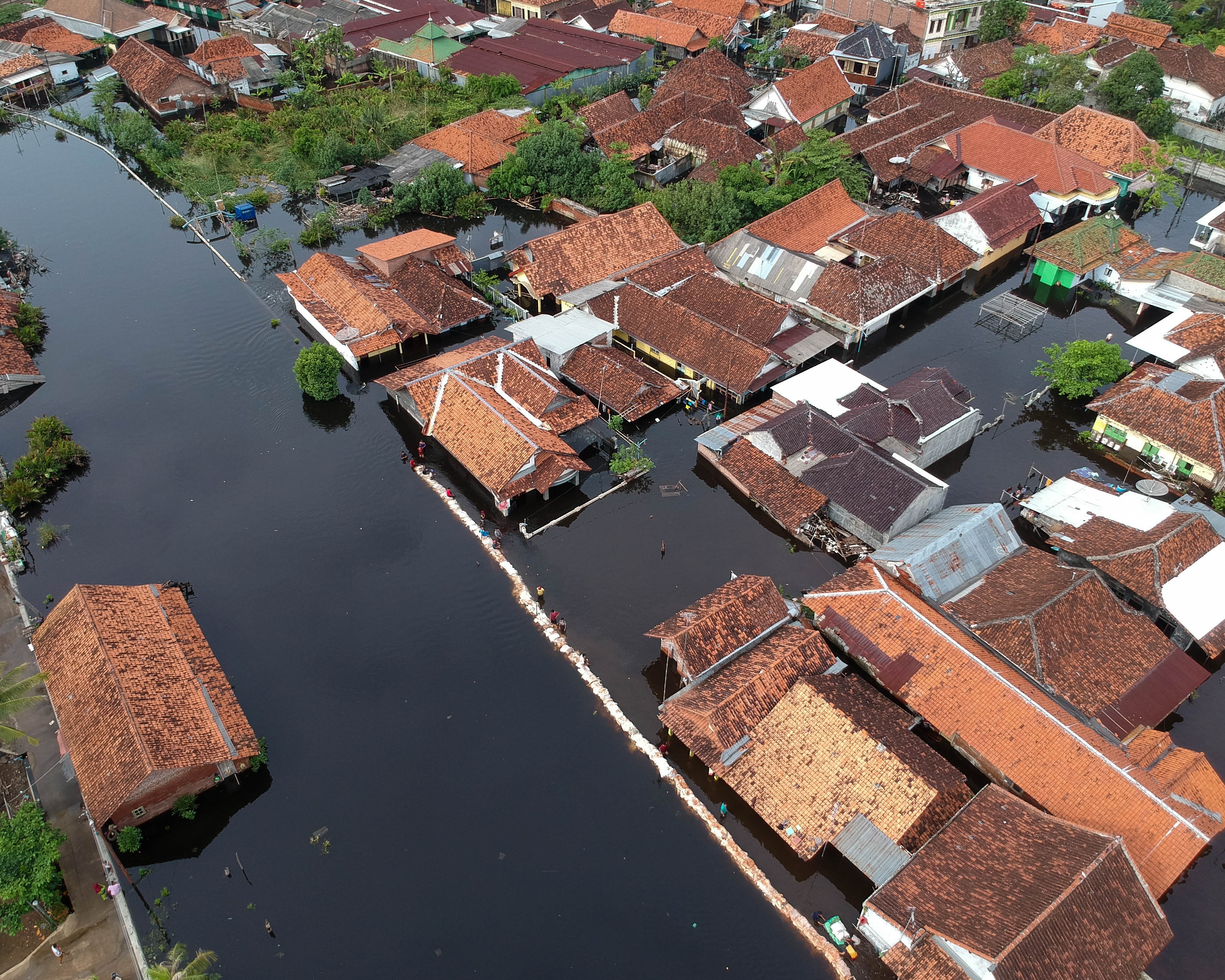 Foto udara banjir rob di Tirto Gang 12, Pekalongan, Jawa Tengah, Rabu (25/5/2022).