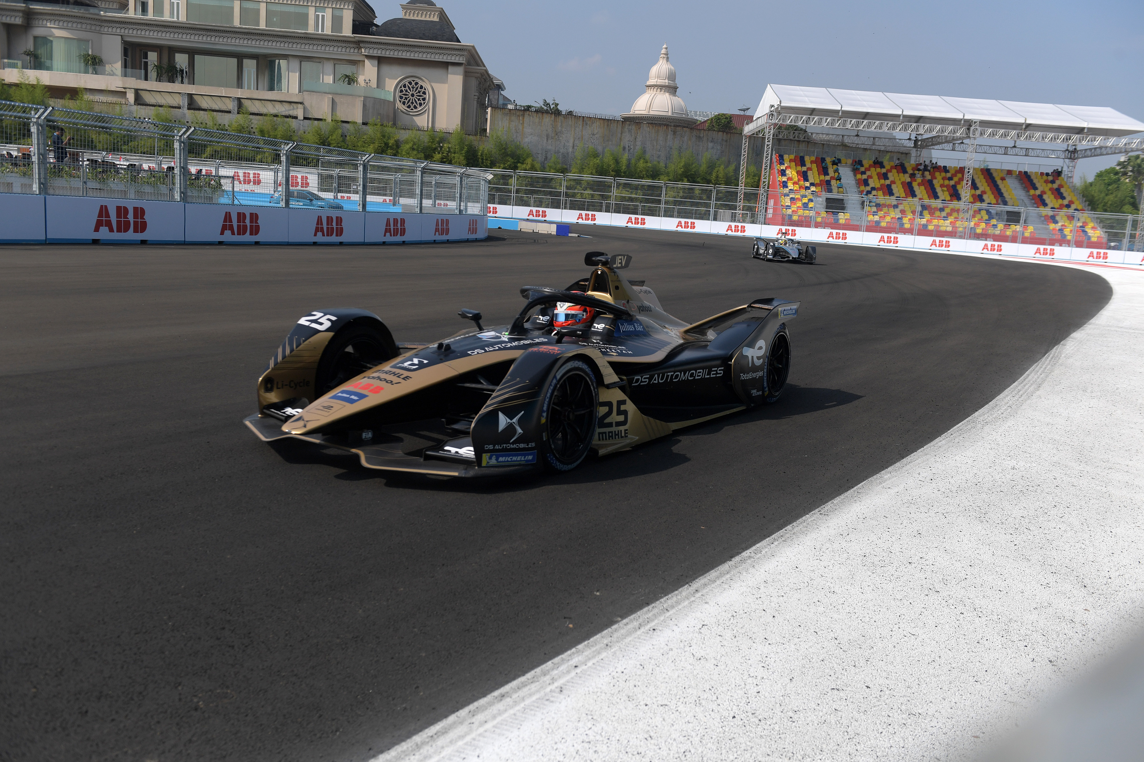 Pembalap Jean Eric Vergne memacu kecepatan mobilnya di ajang Formula E Jakarta.