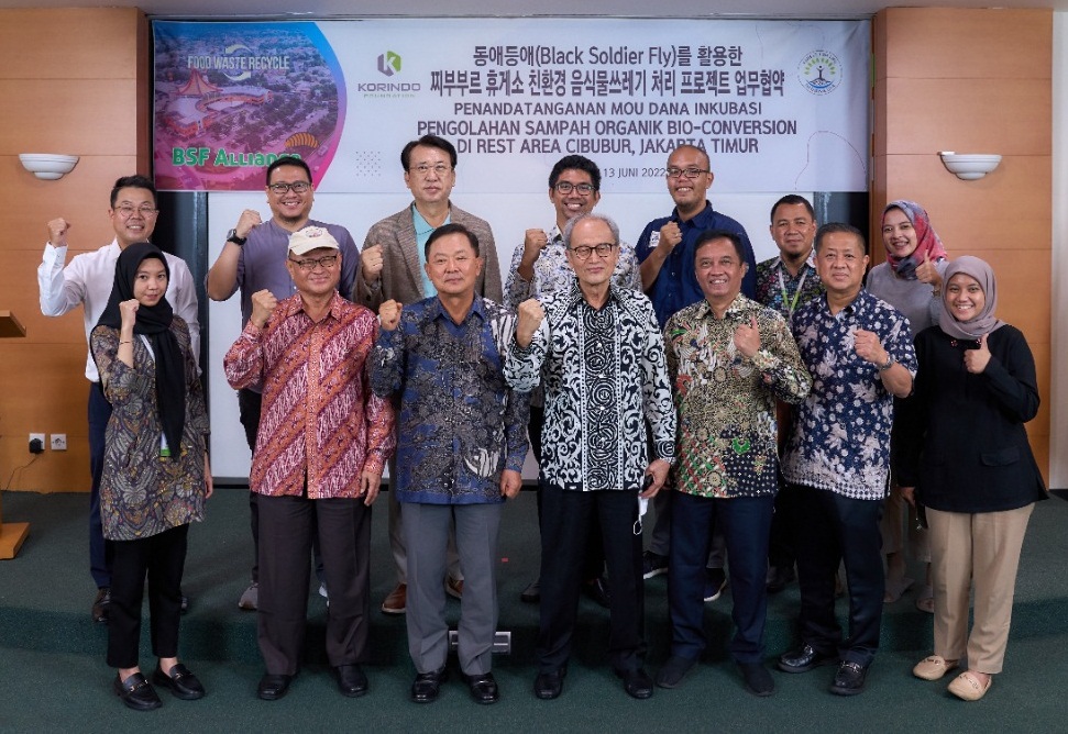 Korindo Group memberikan bantuan hibah dana kepada FFLI untuk proyek pengolahan Sampah Organik Bio-Conversion. 