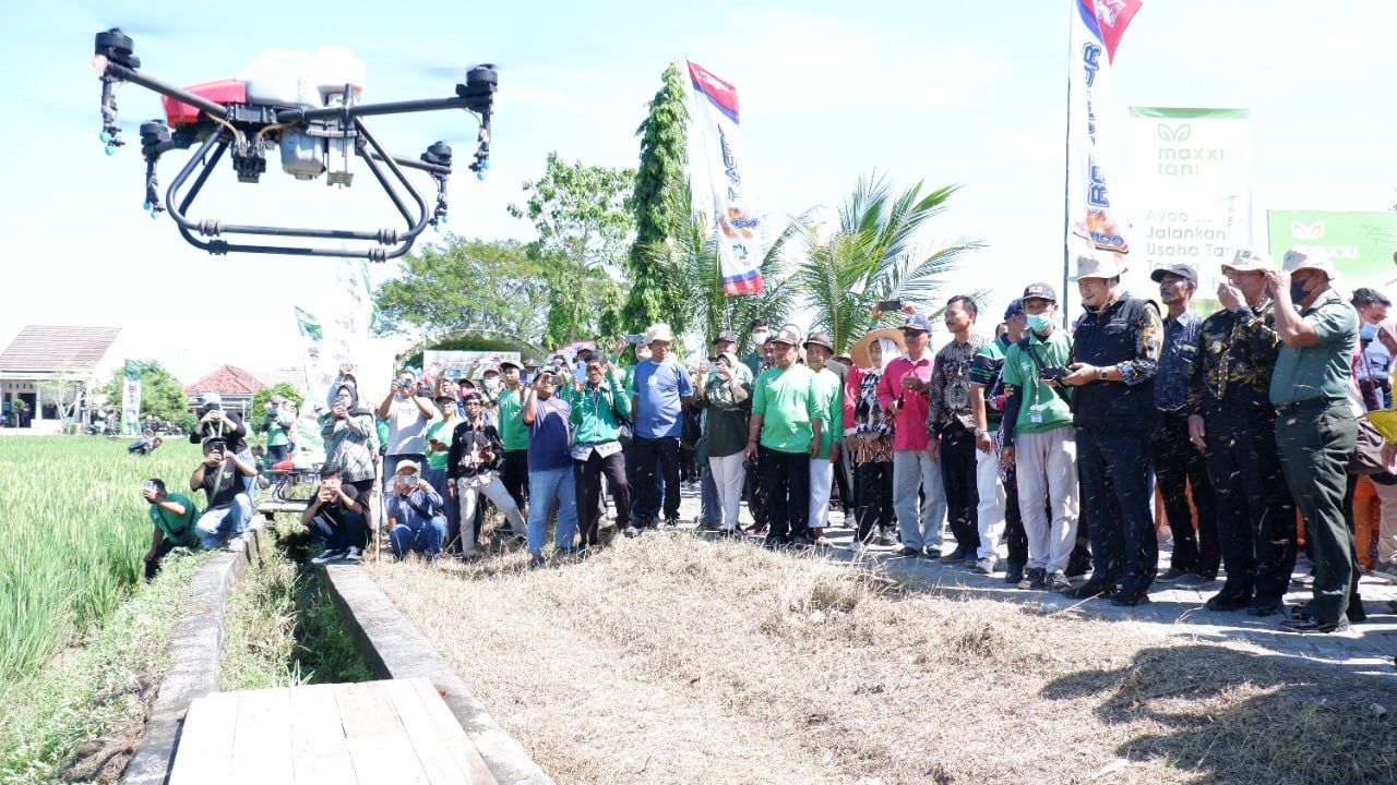 Bupati Lamongan Yuhronur mengendalikan drone yang dipakai sebagai media membasmi hama penyakit pada tanaman
