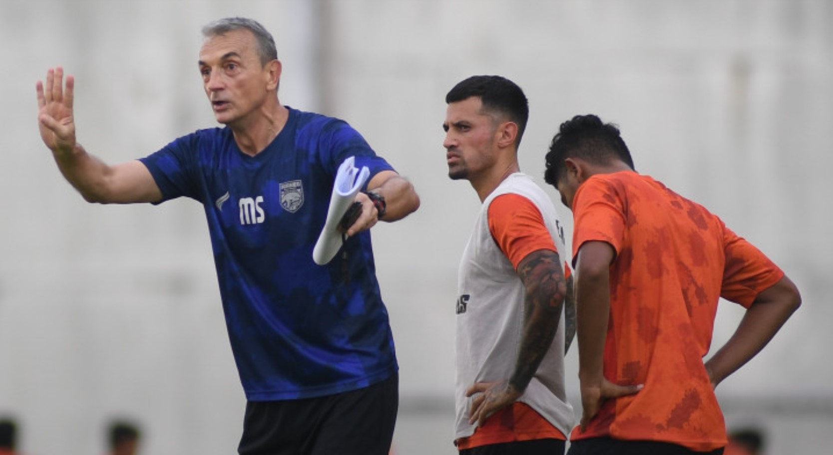 Pelatih Milomir Seslija memimpin sesi latihan Borneo FC.