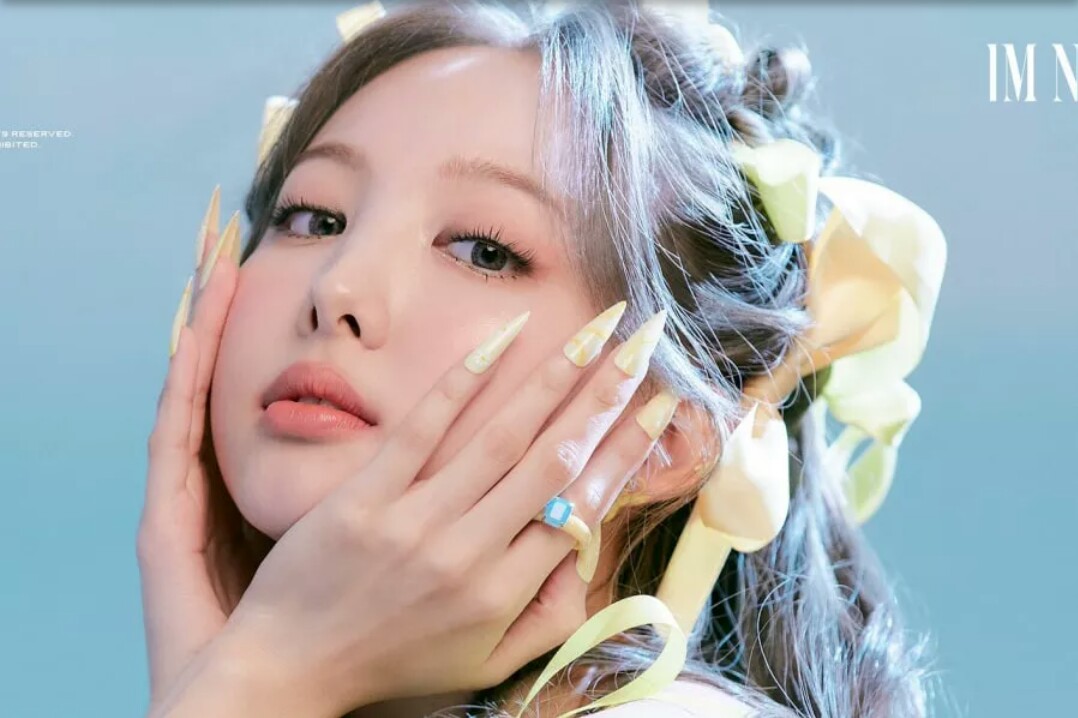  Nayeon anggota TWICE meluncurkan album mini berjudul IM NAYEON. Penjualan pre order tertinggi pada tahun ini.