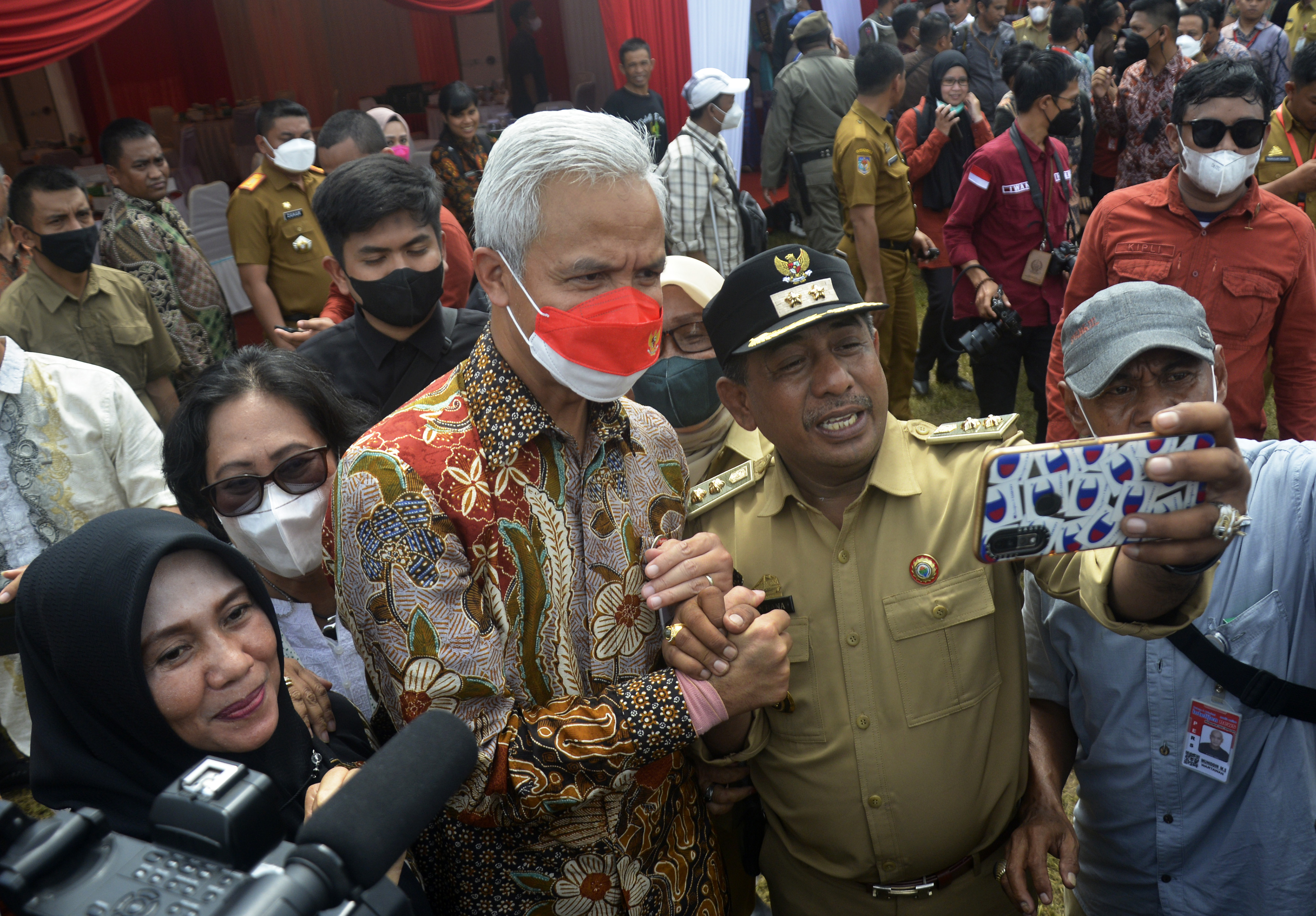 Gubernur Jawa Tengah Ganjar Pranowo berfoto bersama perangkat desa.