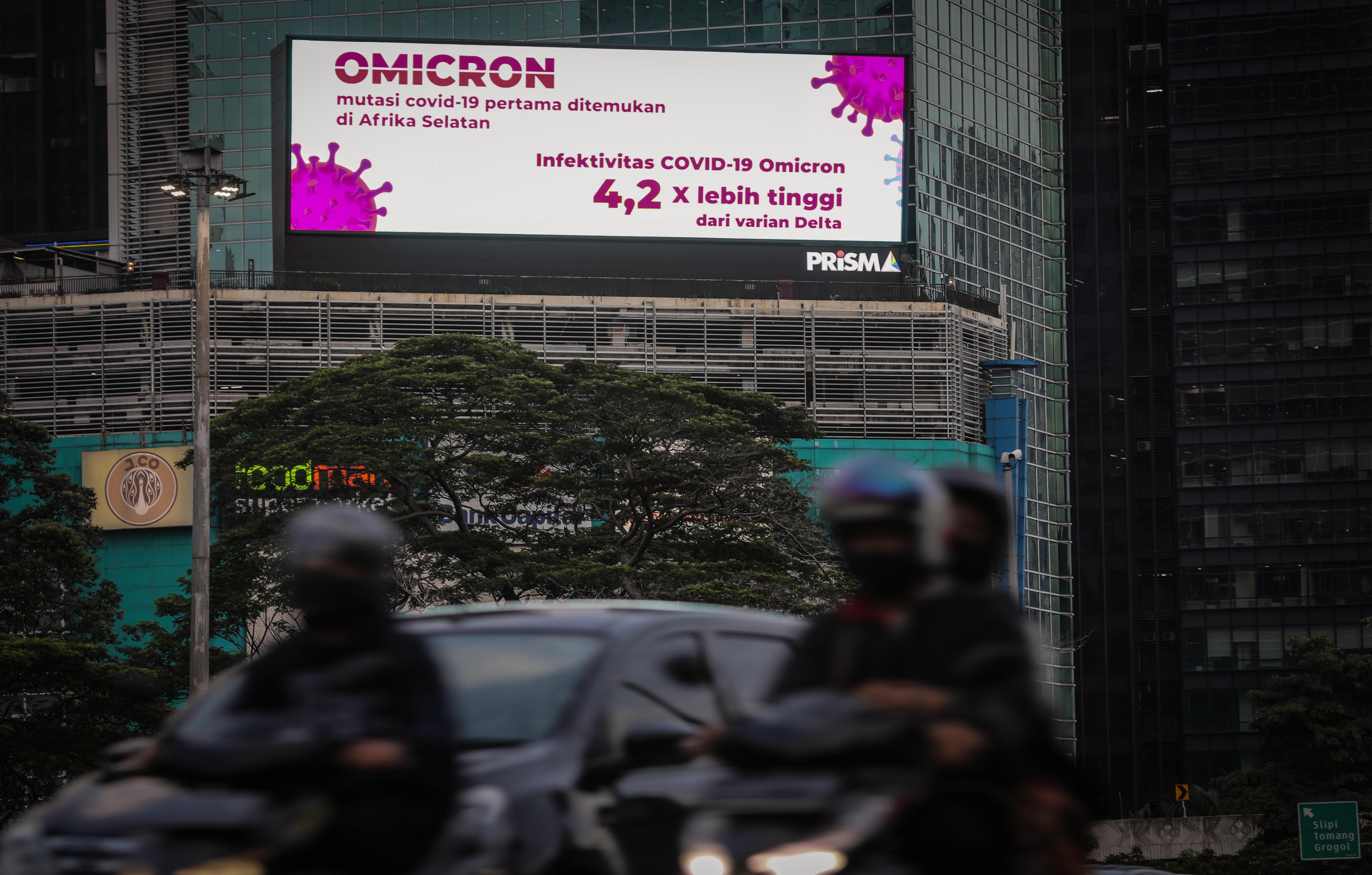 Layar monitor berisi himbauan terkait Covid-19 varian Omikron terpasang di salah satu gedung kawasan Semanggi, Jakarta, Senin (7/2/2022). 